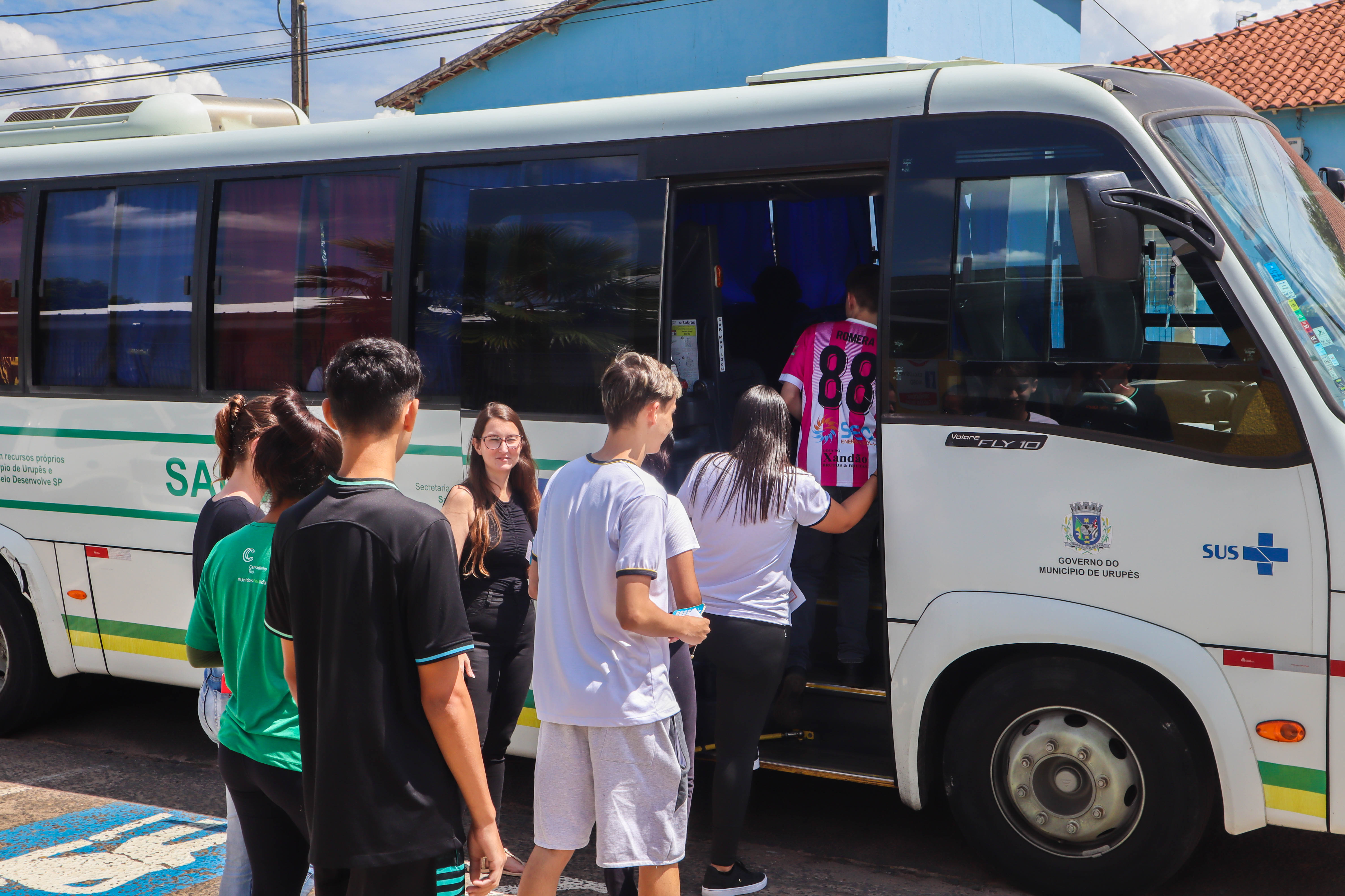 Alunos da E.E. Rubens Ferreira Martins embarcam para serem vacinados na Unidade de Saúde. Foto: Thomas Volpato Moutropoulos / Prefeitura de Urupês.