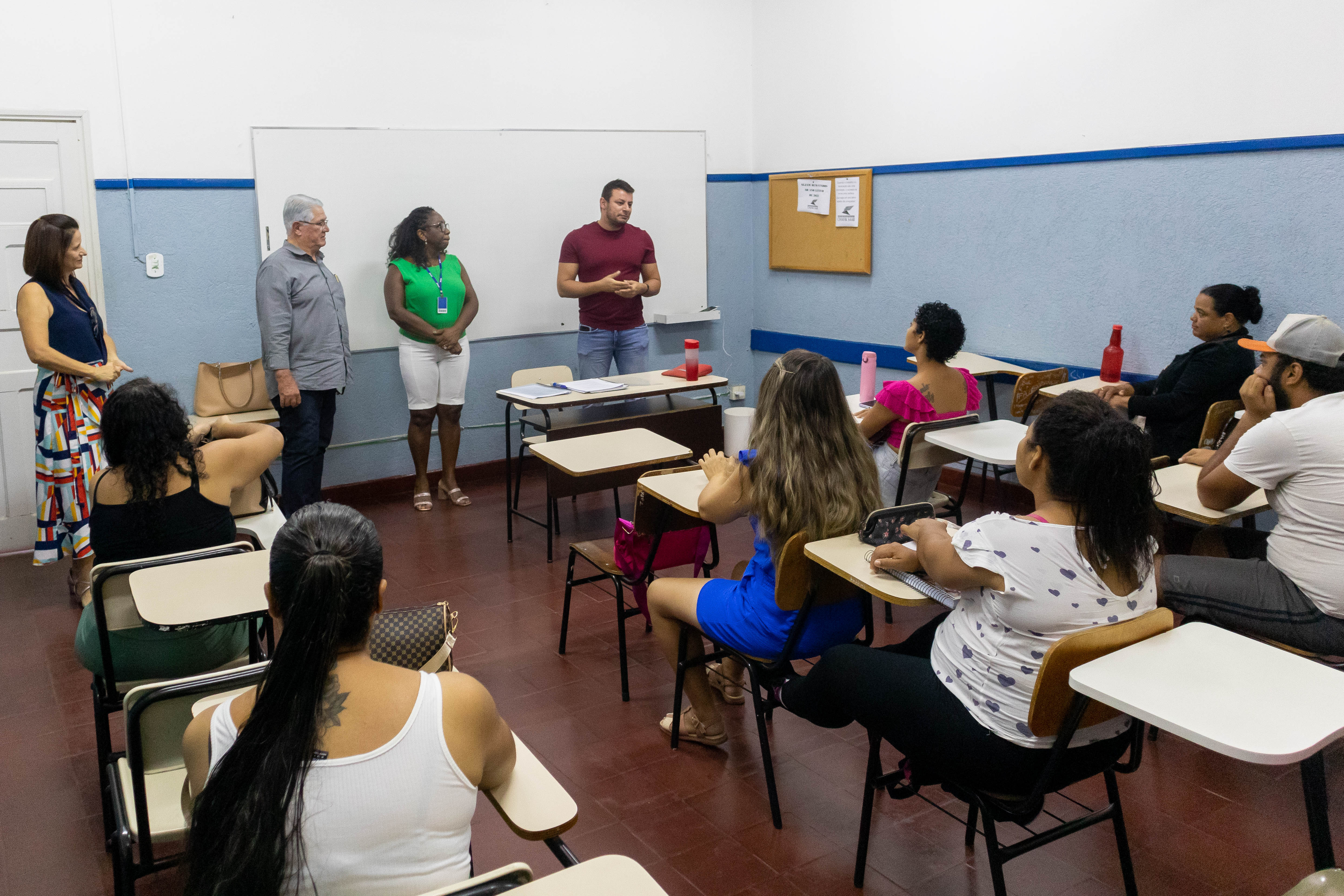 Gestores do município dão boas-vindas aos novos alunos. Foto: Luís Fernando da Silva / Prefeitura de Urupês.
