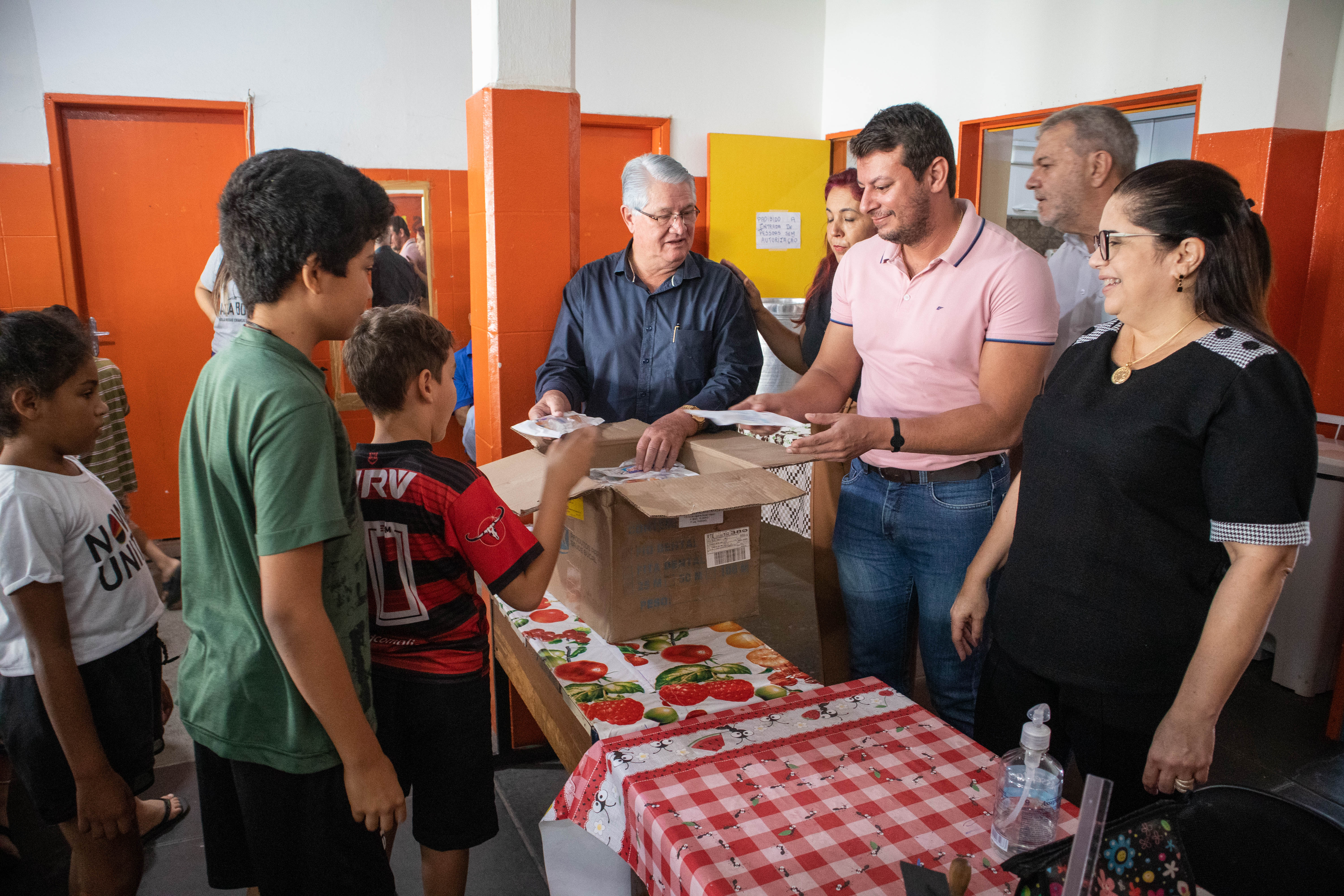 Gestores entregam kits para crianças do projeto Criança Feliz. Foto: Thomas Volpato Moutropoulos / Prefeitura Municipal de Urupês