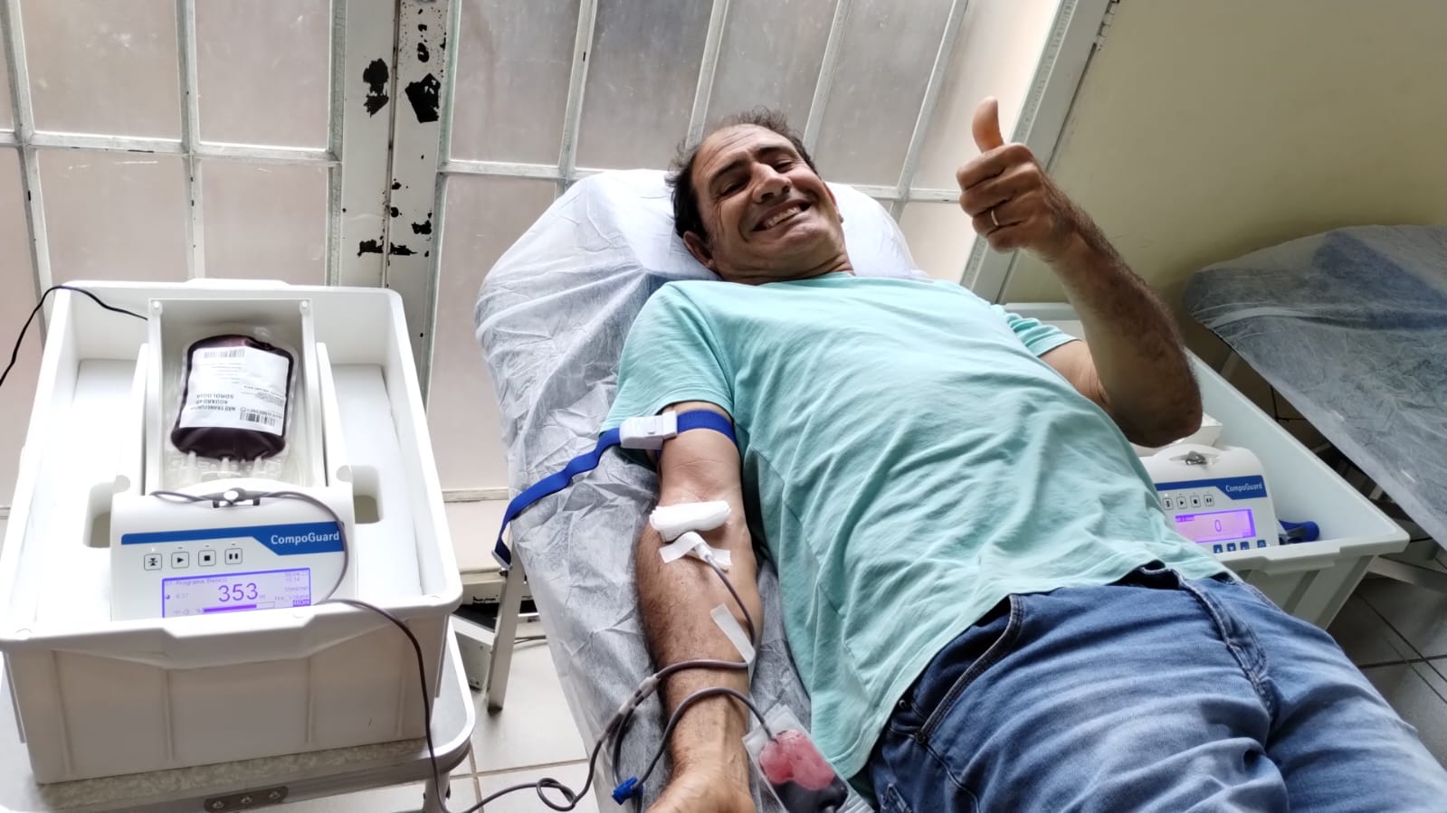 homem realizando doação de sangue em Urupês no dia 08/04 - Imagem Divulgação.