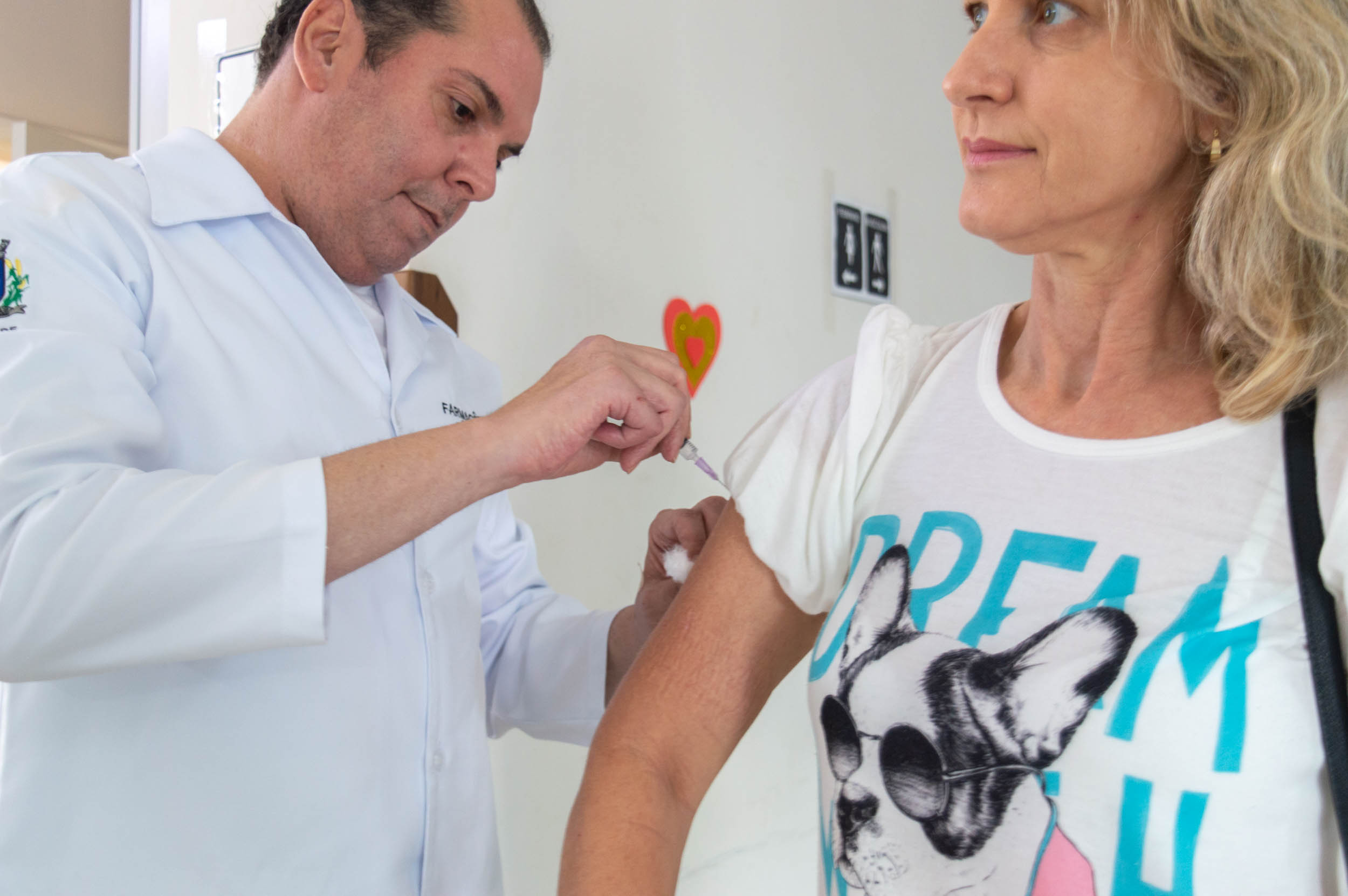 Professora é vacinada no Dia D da campanha. Foto: Luís Fernando da Silva / Prefeitura Municipal de Urupês.