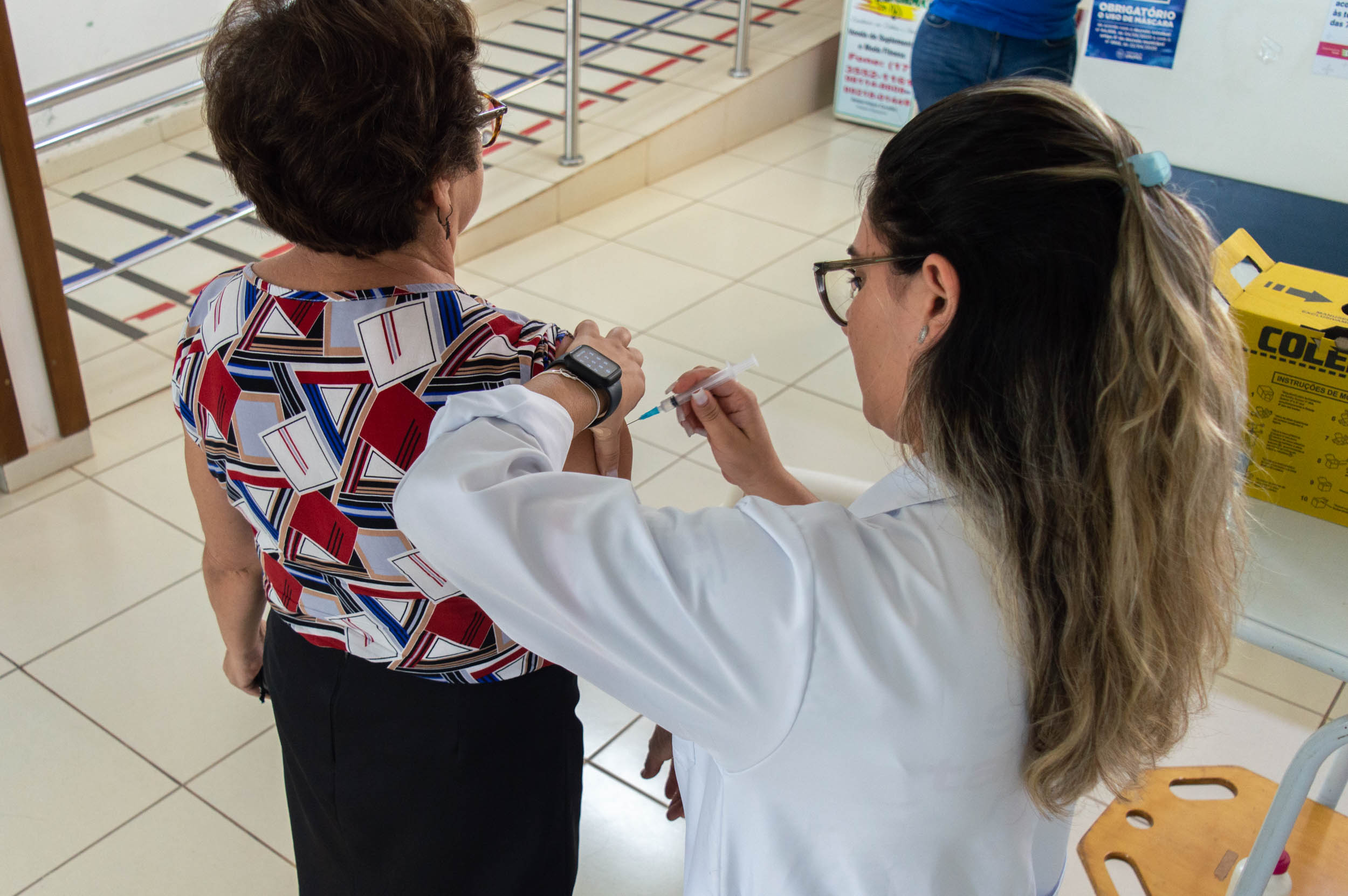 Mulher é vacinada contra gripe na atual campanha de Urupês. Foto: Luís Fernando da Silva / Prefeitura Municipal de Urupês.