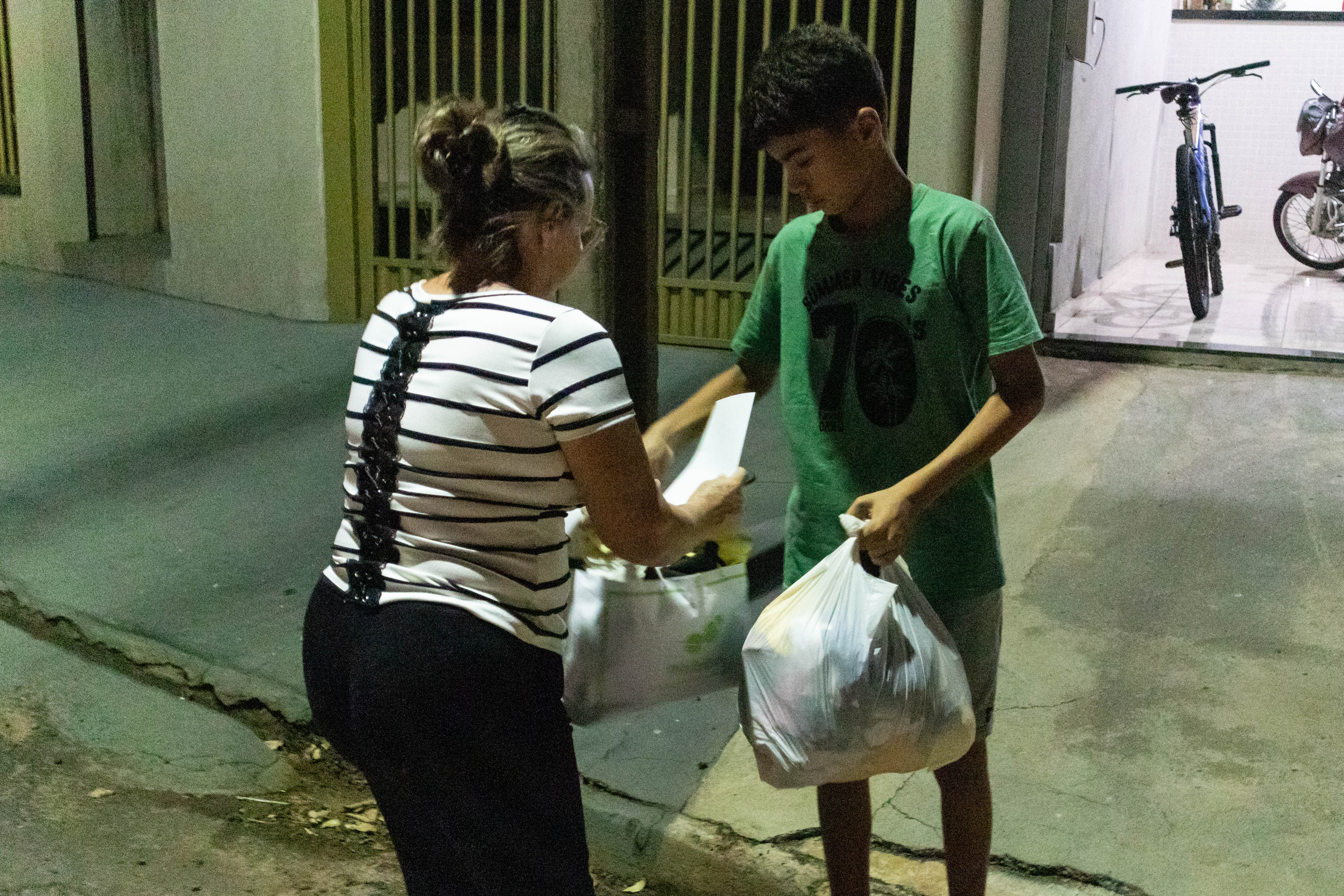 Funcionária do Departamento de Desenvolvimento Social de Urupês arrecadando roupas de frio para a campanha do agasalho. Imagem Divulgação