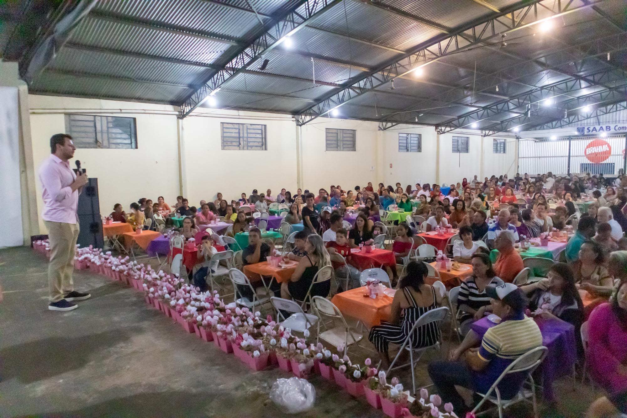 Diretor de Desenvolvimento Social Alison Paulo no Jantar do dia Das Mães no Recinto Antônio Natal Crivelaro conversando com os convidados - Foto: Carina Costa