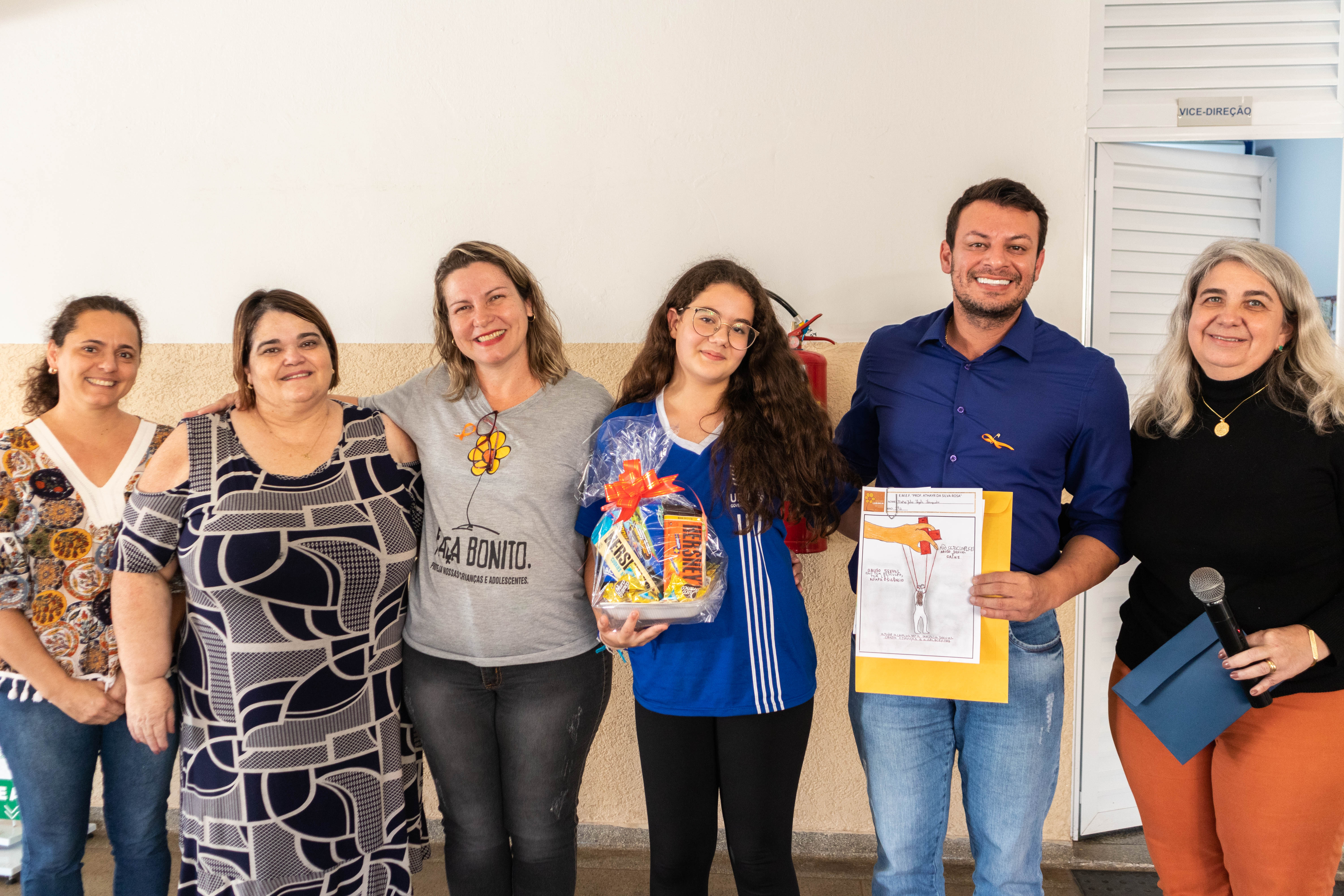 Entrega da cesta de chocolate a aluna premiada na Campanha 18 de Maio - Faça Bonito da Escola Athayr da Silva Rosa - Foto: Carina Costa 