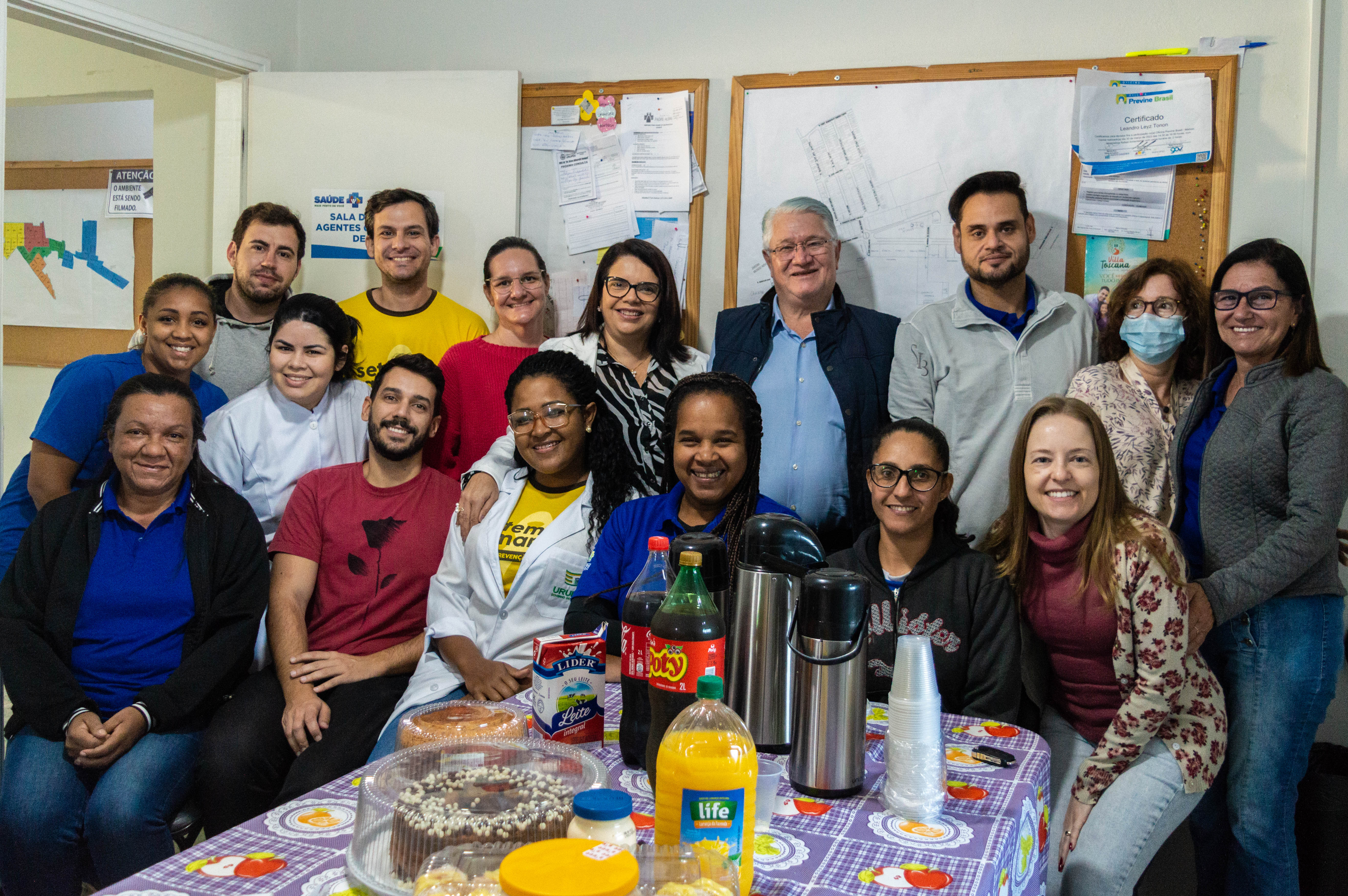 Equipe de Saúde do Bairro Mundo Novo com Prefeito Bica e Diretora de Saúde Cristina - Foto: Carina Costa