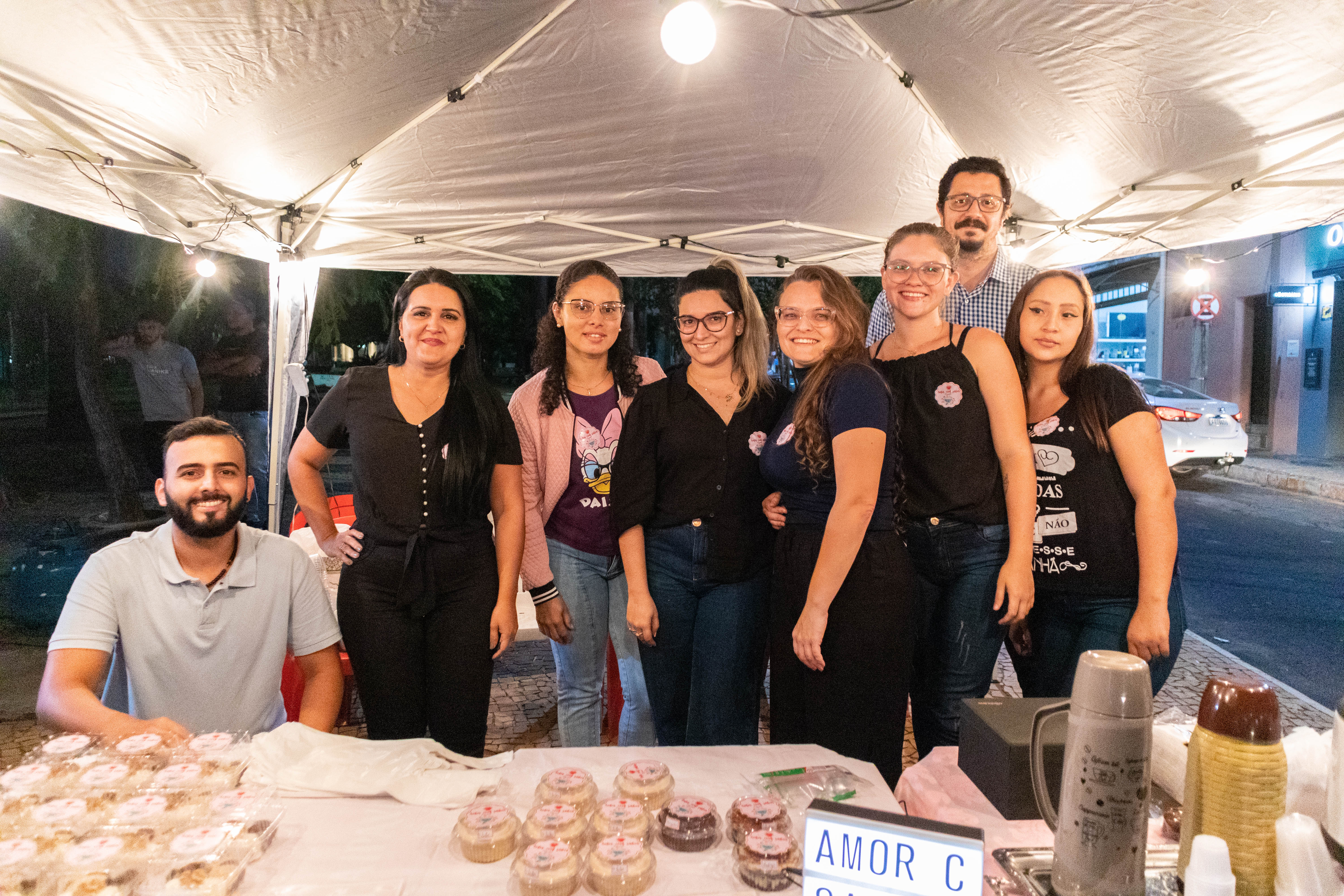 Alunas de Marketing e Vendas,oferecido pela Prefeitura, com os professores do SENAC em finalização de curso na Praça de Urupês - Feira do Produtor - Foto: Luís Fernando da Silva