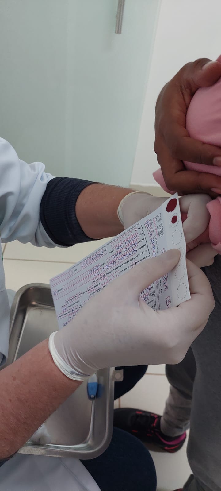 Enfermeira  realizando teste do pezinho em paciente - Foto: Imagem Divulgação