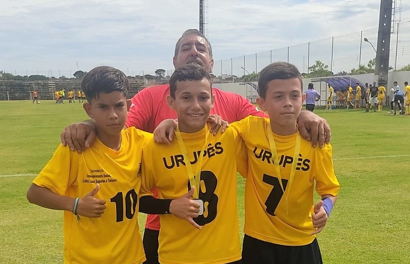 Atletas Mirins Urupeenses em Campeonato com o treinador do município - Imagem Divulgação