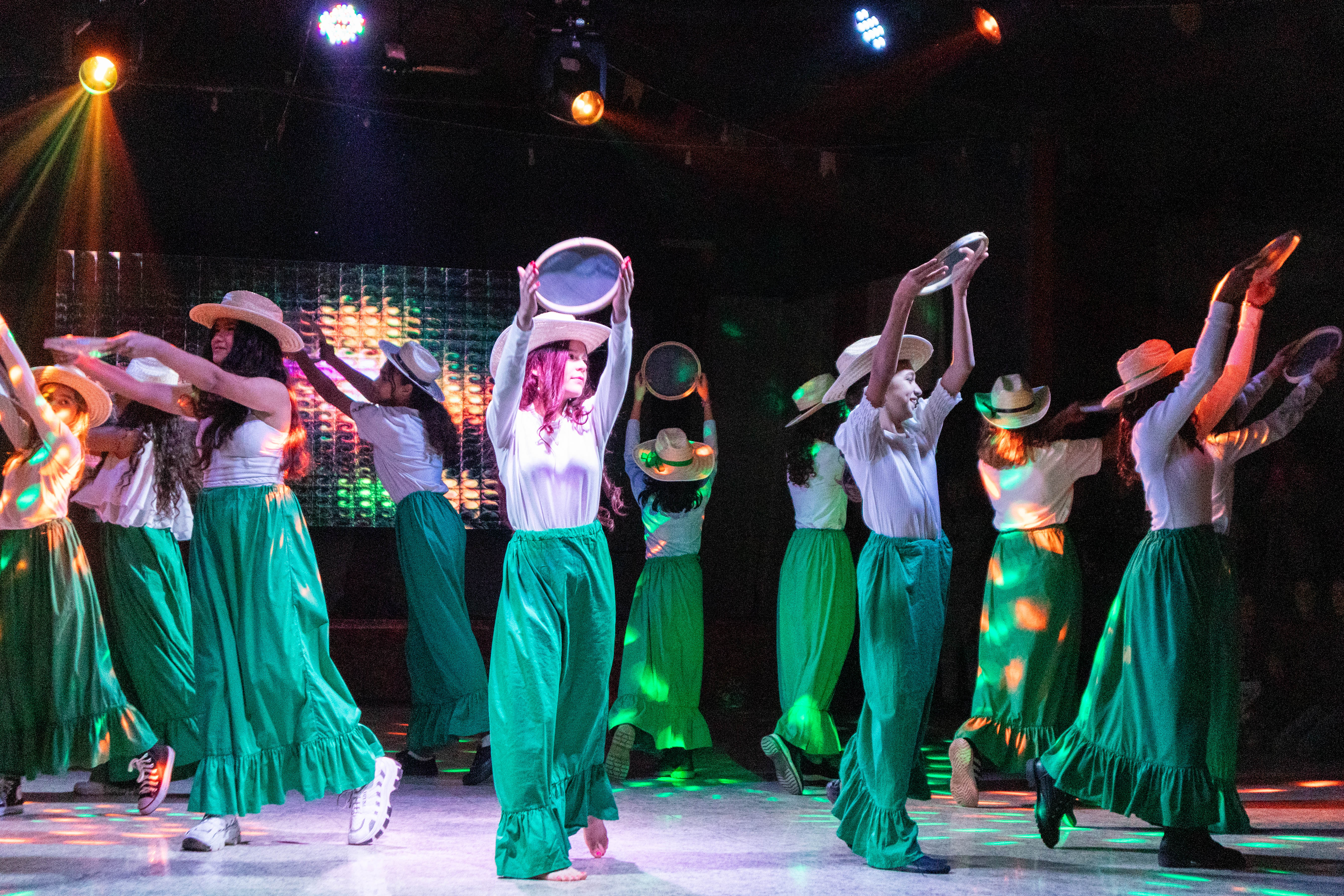 Dança dos alunos da Escola Prof° Athayr da Silva Rosa em 4° Festa Caipira - Foto: Carina Costa