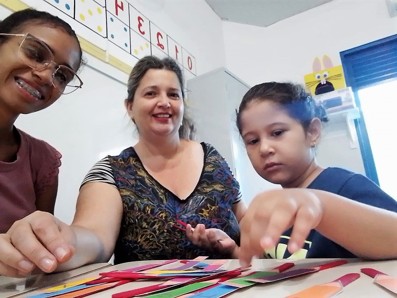 Monitora Agatha, Professora Karen e Aluna Manuela em sala de aula - Imagem Divulgação