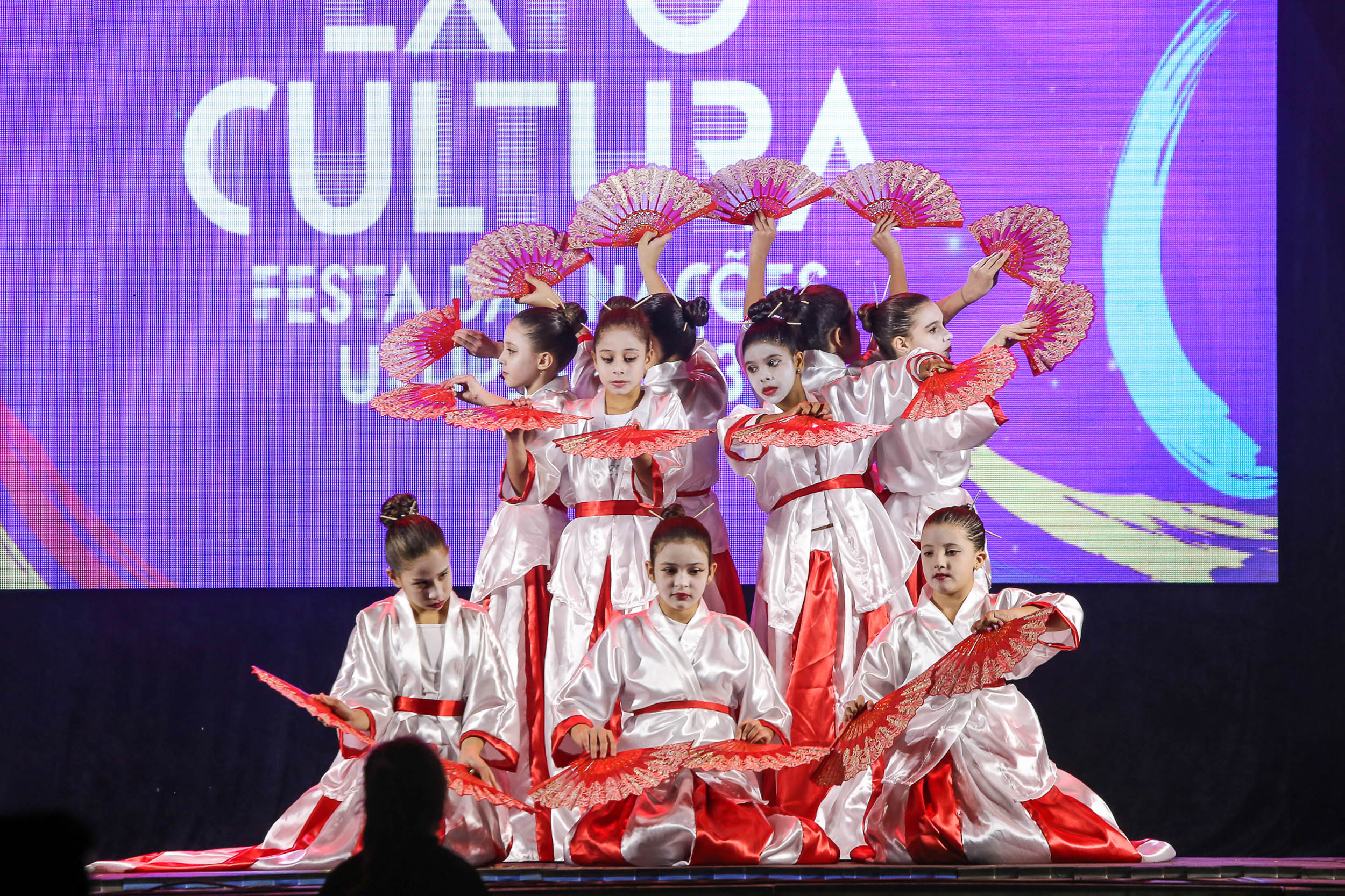 A apresentação da dança japonesa por crianças do projeto social na sexta-feira encantou milhares de presentes. Foto: Alexandre Bernardo para Prefeitura Municipal de Urupês.
