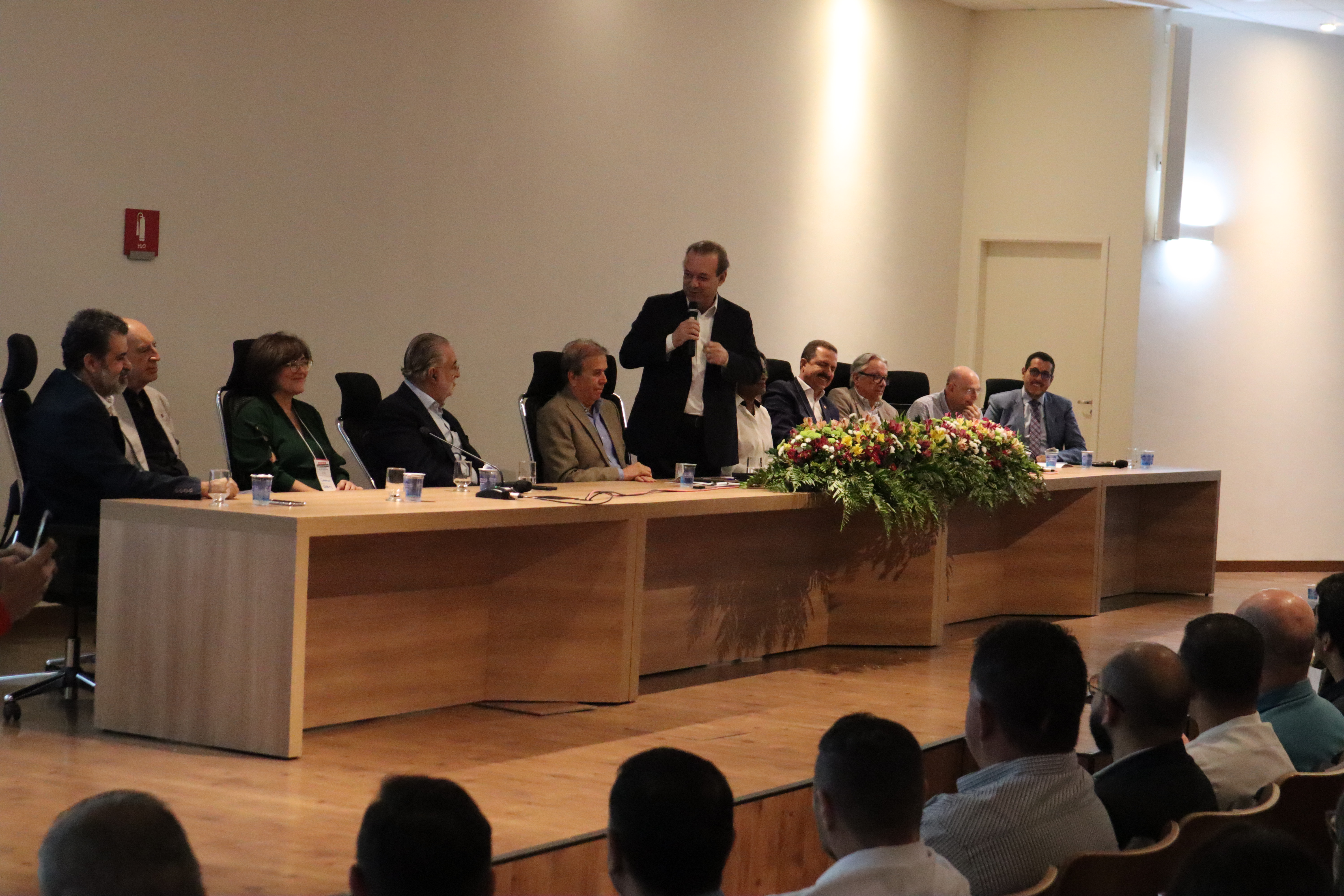 Mesa de autoridades na cerimônia de abertura da Oficina de Regionalização da Saúde - De pé com o microfone na mão está o secretário de Saúde do Estado - Dr Eleuses Paiva - Foto: Carina Costa