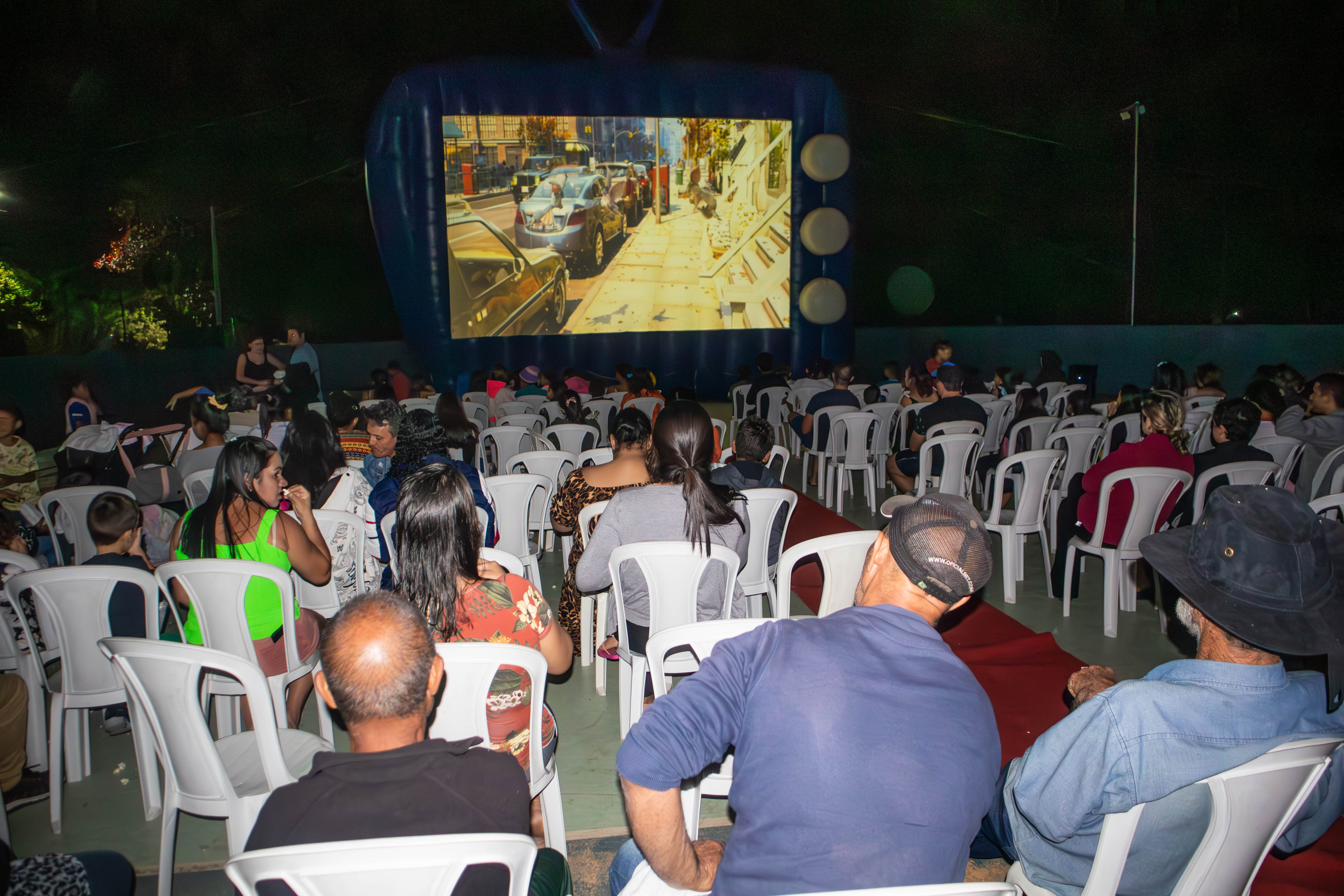Moradores do bairro pestana na primeira Noite do Cine Família em Urupês em 2023 -Filme Uma Família Feliz 2 - Foto: Henrique Alonso Camilo 