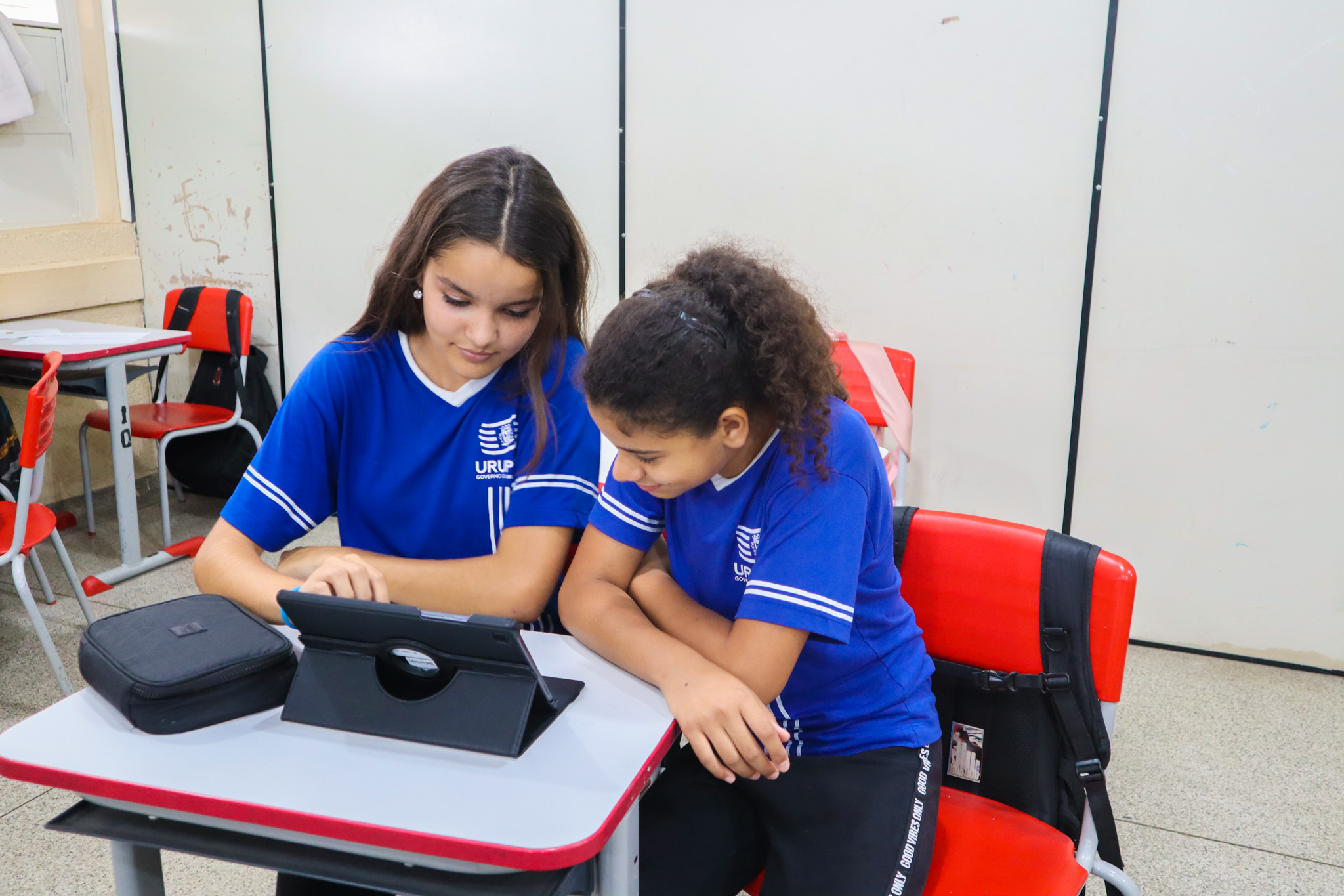 Alunas em aula com o apoio de Tablets - Escola Professor Athayr da Silva Rosa - Foto: Carina Costa