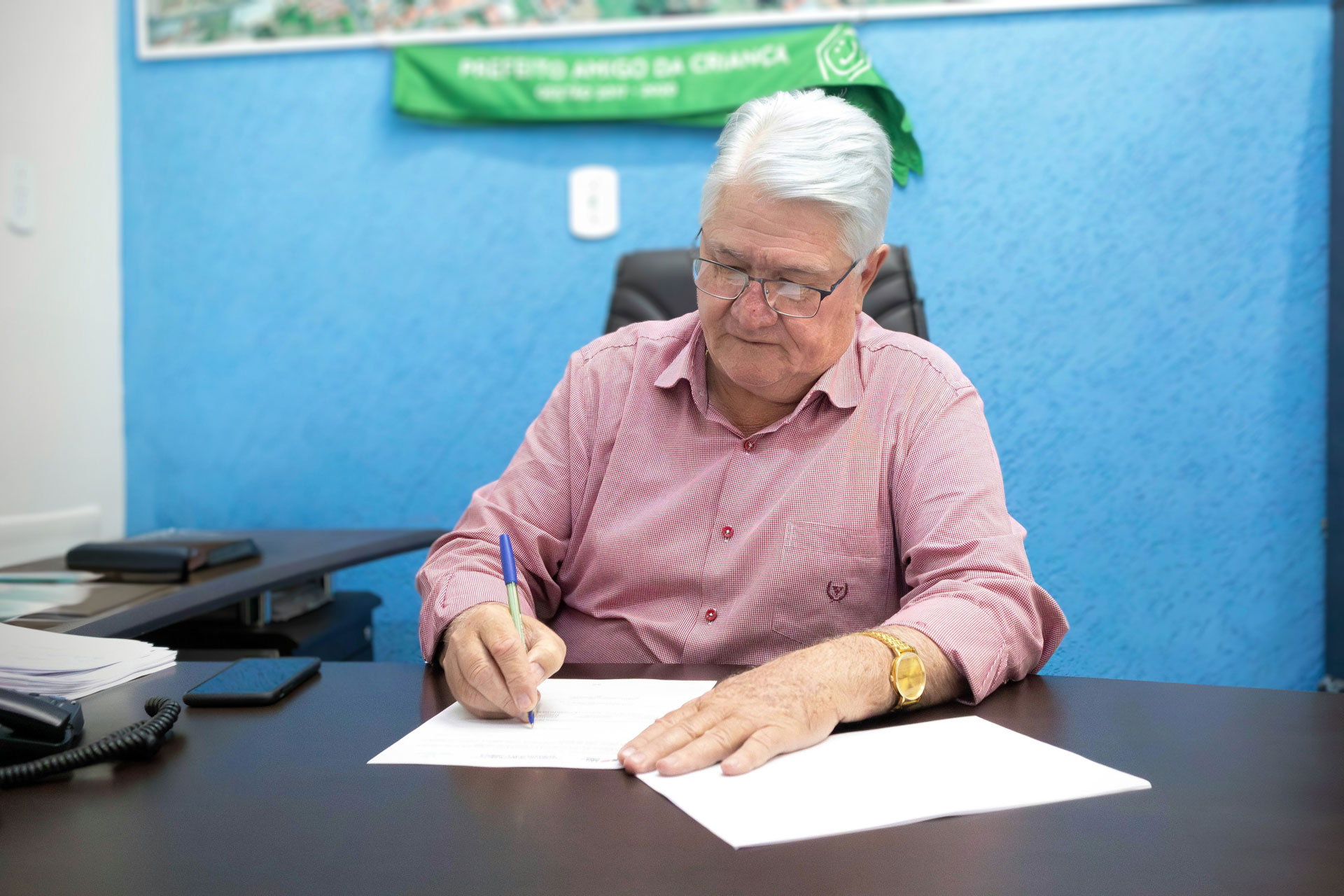 Prefeito Bica assina contrato para reforma e ampliação da EEE de Urupês. Foto: Luís Fernando da Silva / Prefeitura Municipal de Urupês.