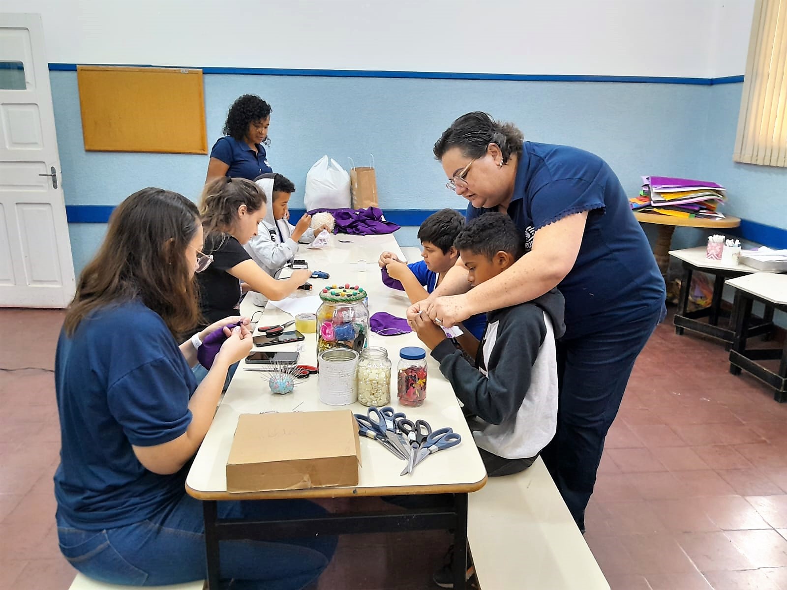 Aula de Arteterapia com a Turma do Galera de Atitude Andrea Zanqueta Simili, Professora de artesanato e Juliete Moura Reis, Monitora Bruna Milani e Elisandra Sanches Facilitadoras de grupos e crianças do projeto - Imagem Divulgação