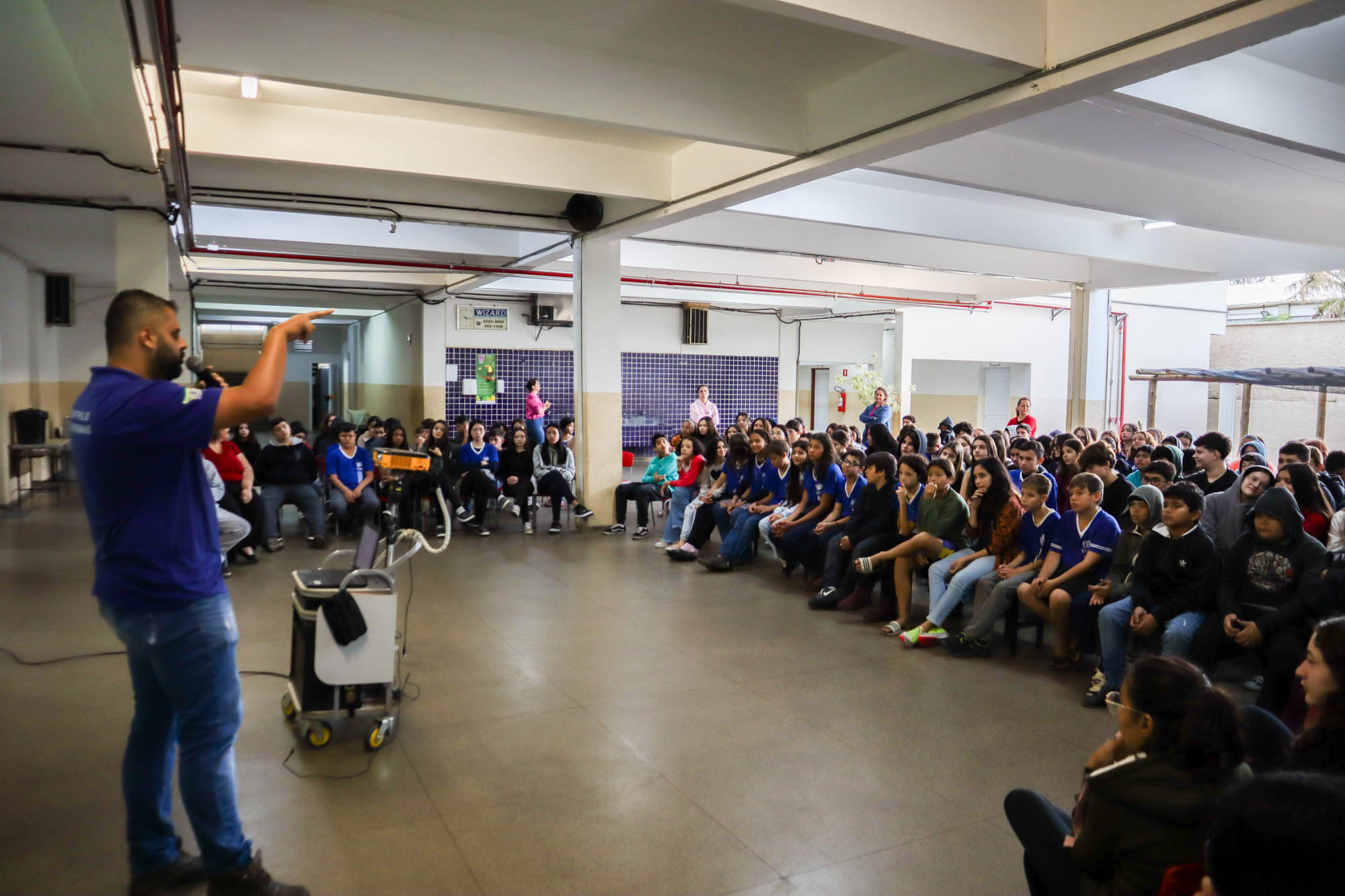 Palestra na Escola Athayr da Silva Rosa com Mateus Basílio - Sobre Escorpiões - Foto: Thomas Moutropoulos