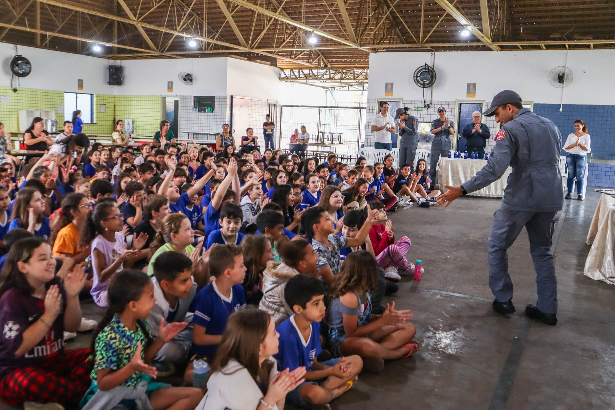 Alunos celebram finalização de curso Bombeiros na Escola - Foto: Carina Costa