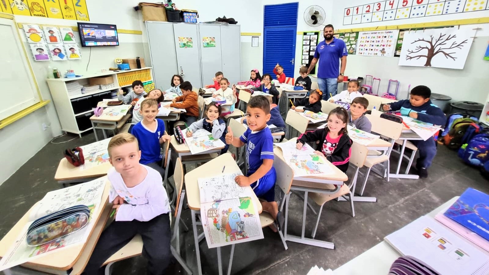 Mateus e alunos da pré-escola Thereza Yalenti Perosa. Foto: divulgação.