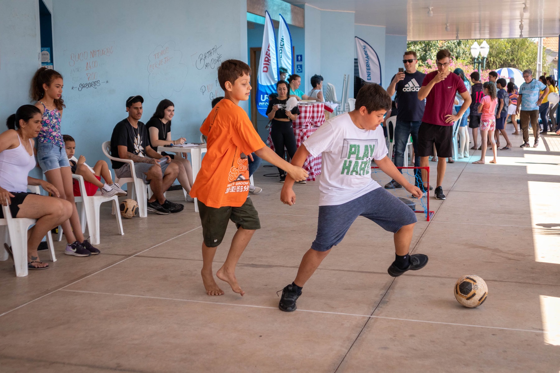 Atividades esportivas ocorreram na praça central e foram orientadas por alunos dos cursos Unifipa. Foto: Henrique Alonso Camilo / Prefeitura Municipal de Urupês.