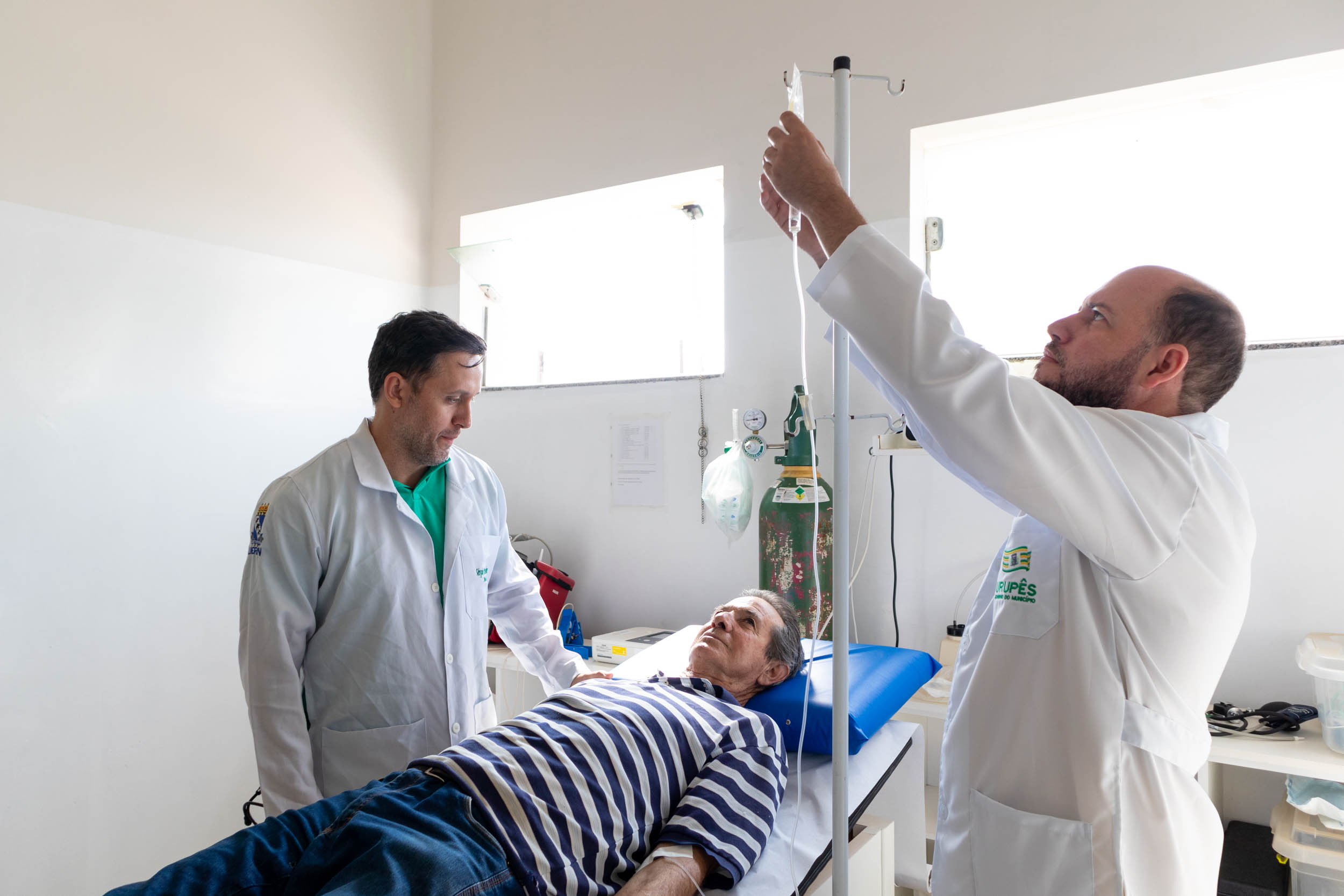 paciente sendo atendido em Urupês com o Dr Sérgio e o enfermeiro Leandro - Foto: Carina Costa