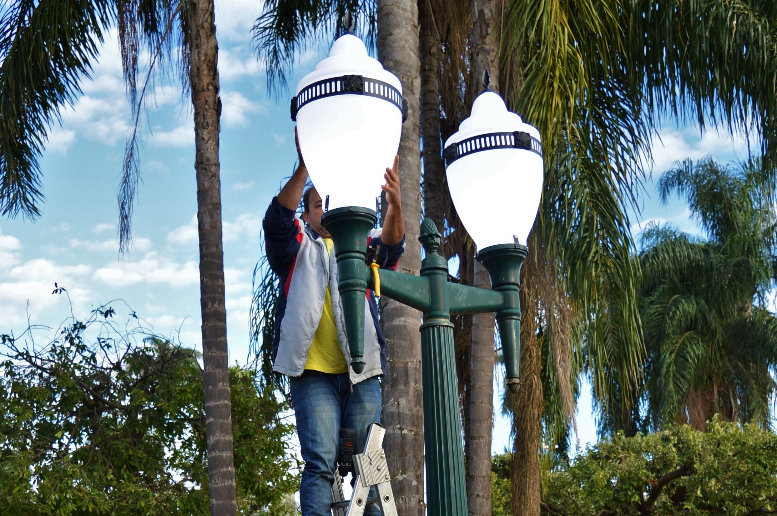 Equipe da prefeitura realiza troca de lâmpadas queimadas na Praça Chafik Saab.