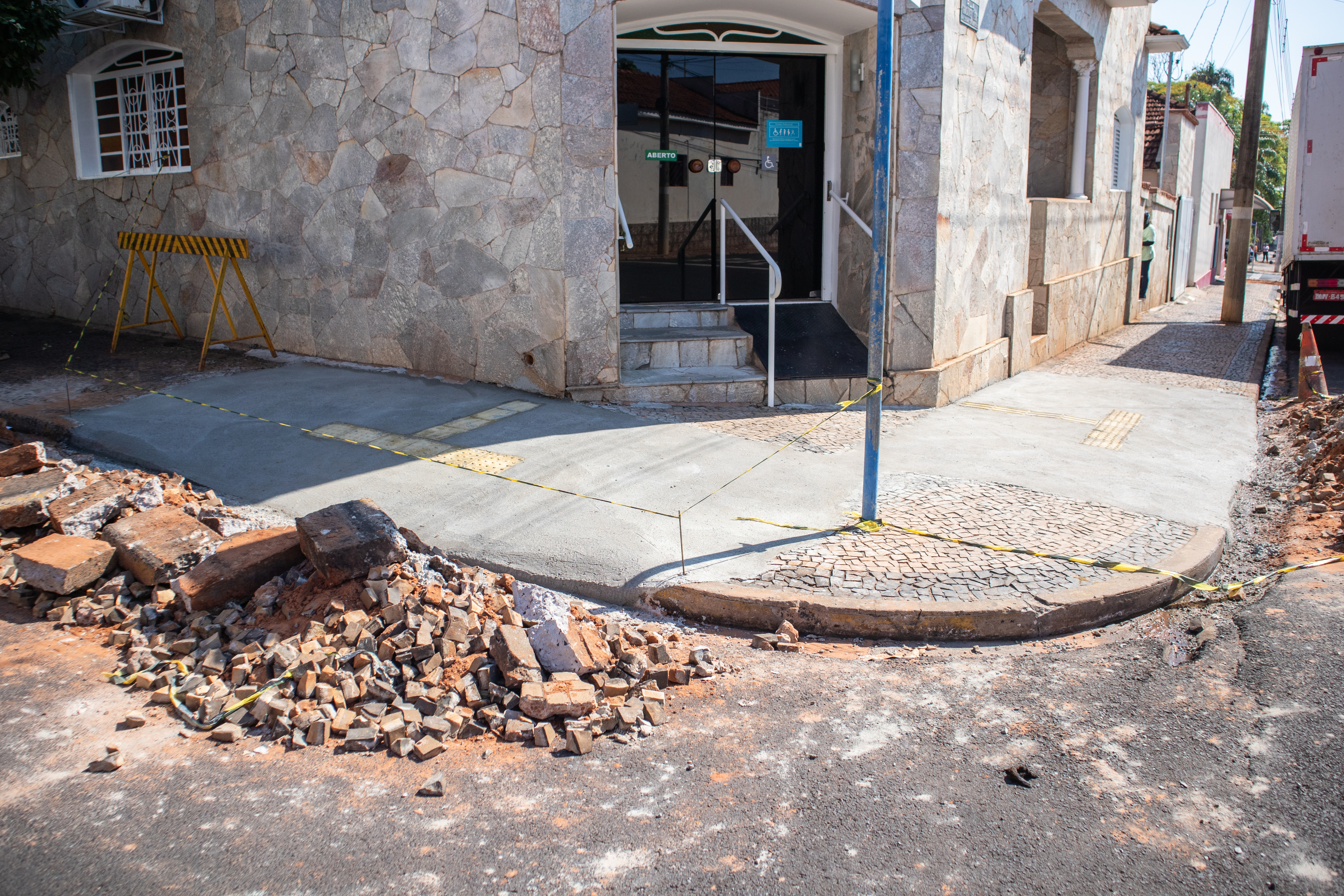 Imagem de uma das guias construídas em Urupês em frente ao Cartório - Foto: Carina Costa