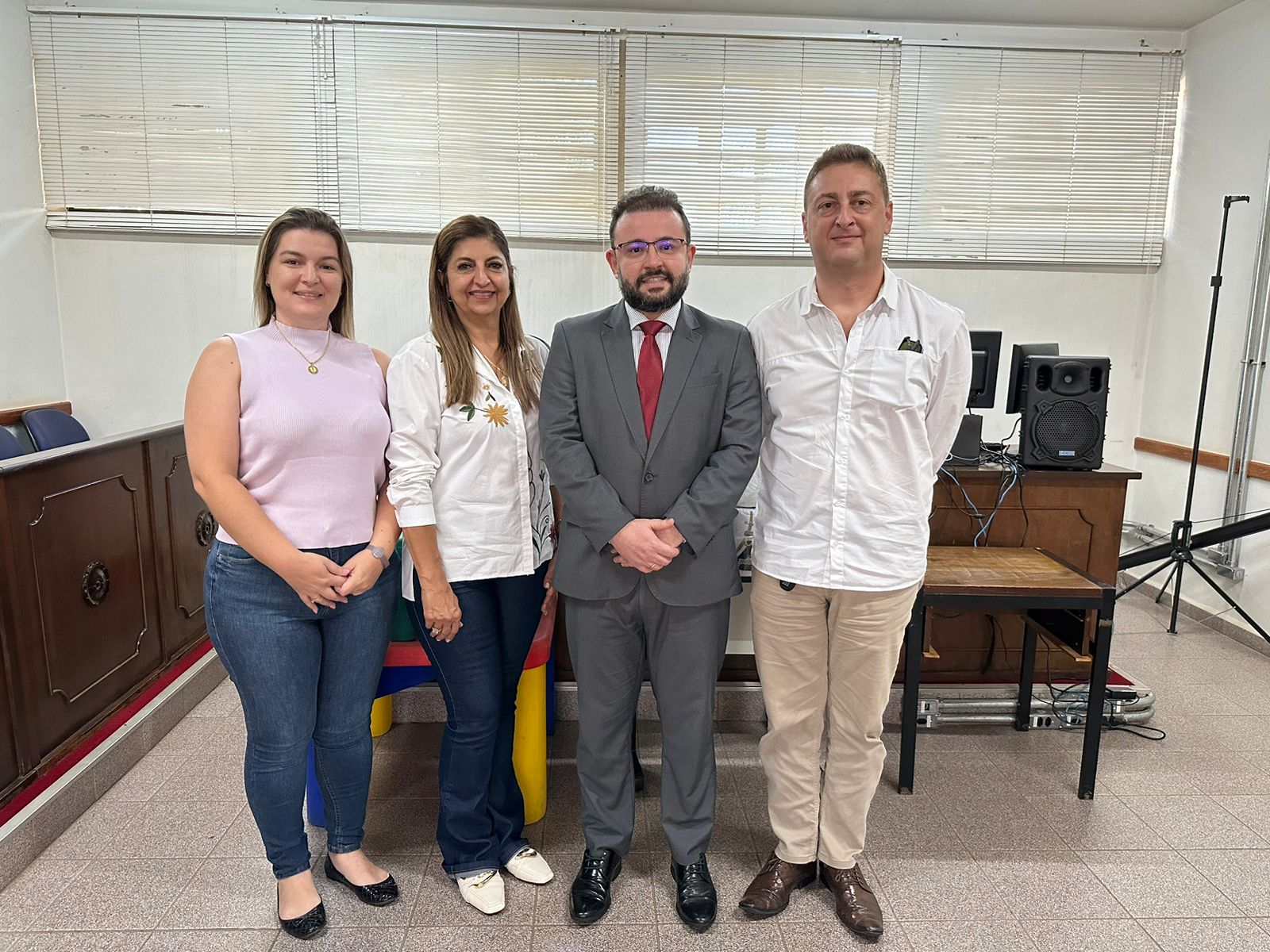 Na foto, da esquerda para a direita: Enfermeiras Leila Zuanon e Angélica Daher, Promotor de Justiça, Edson Tonini e Assessor Jurídico, Juliano Birelli. Foto: divulgação.