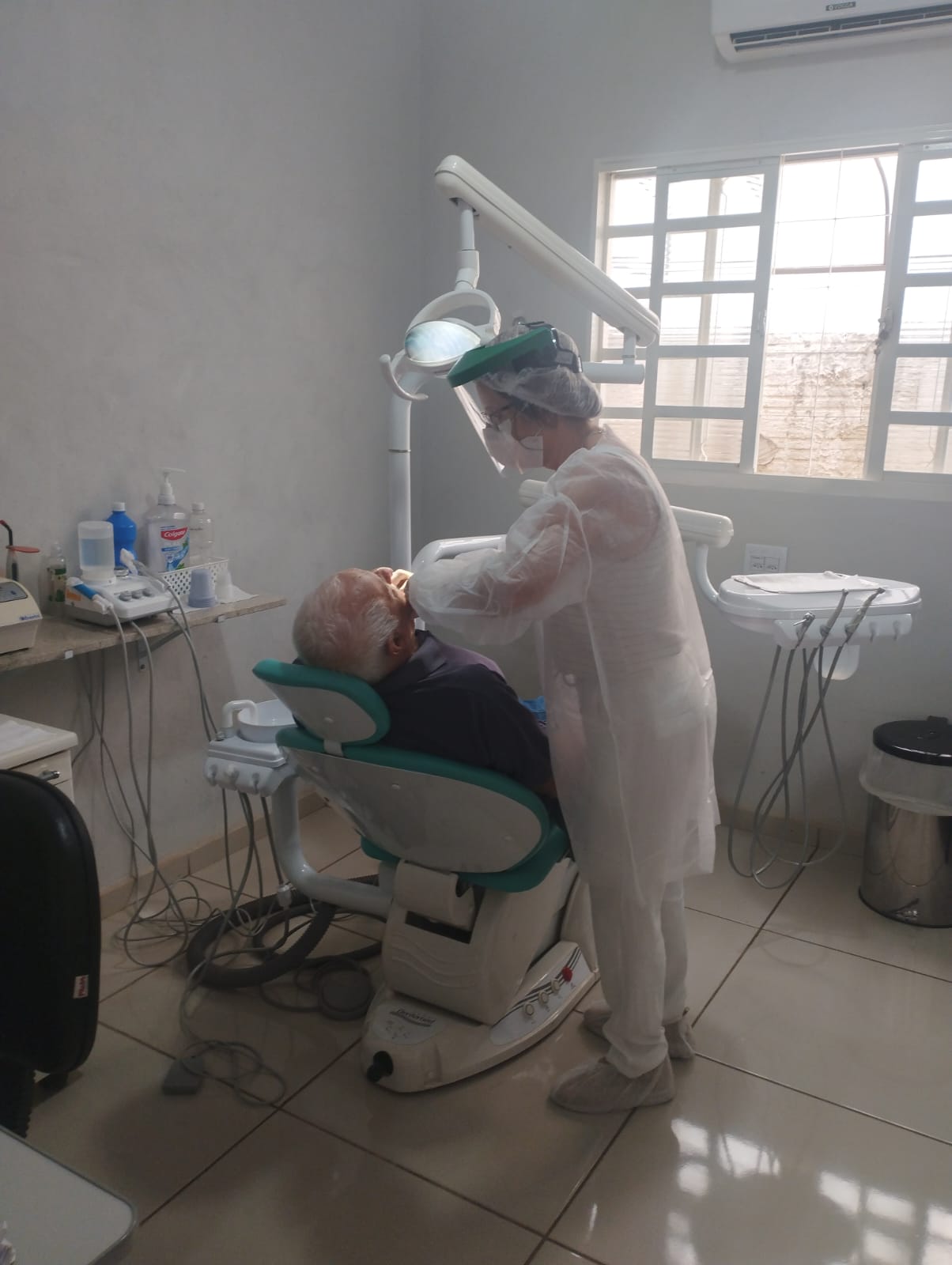 Dentista Isabel que atua na ESF Mundo Novo em Atendimento na semana de conscientização da Saúde Bucal - Imagem Divulgação