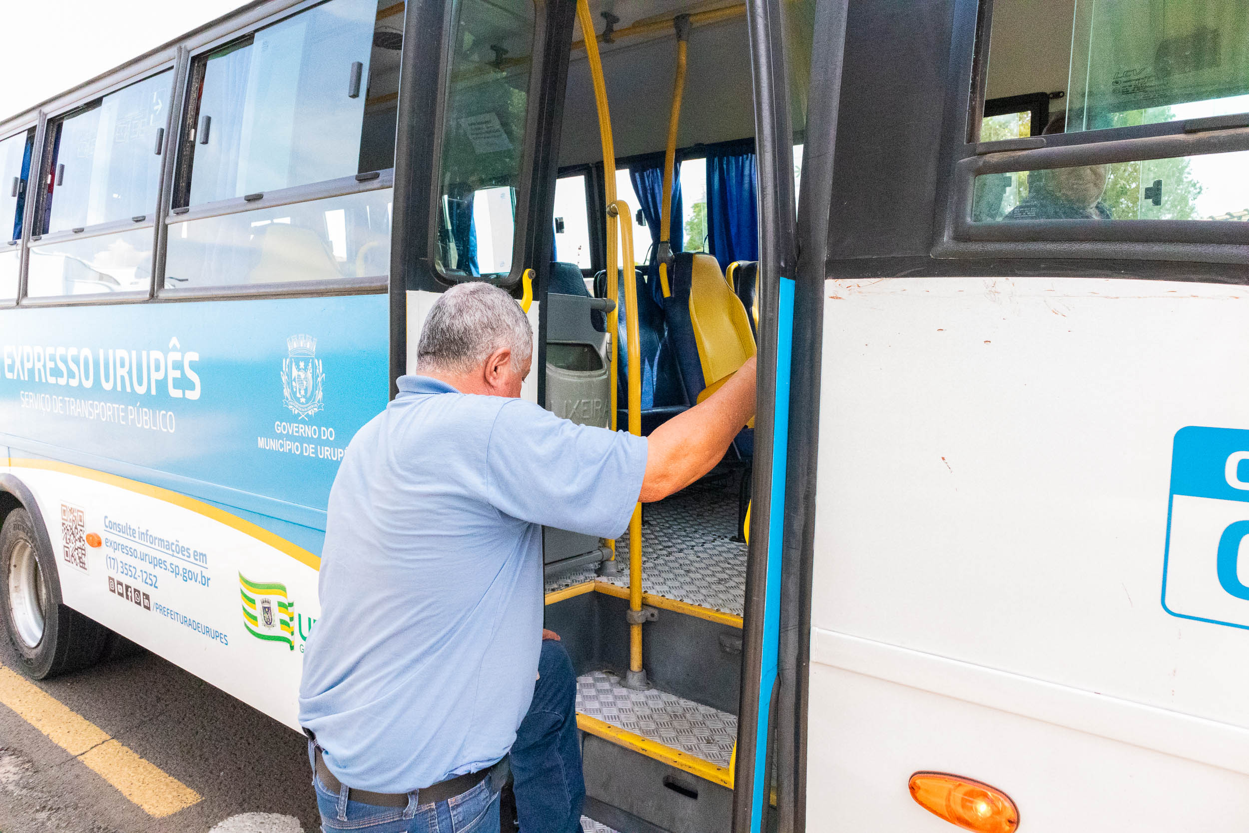 Munícipe entrando no ônibus: Foto: Thomas Moutropoulos