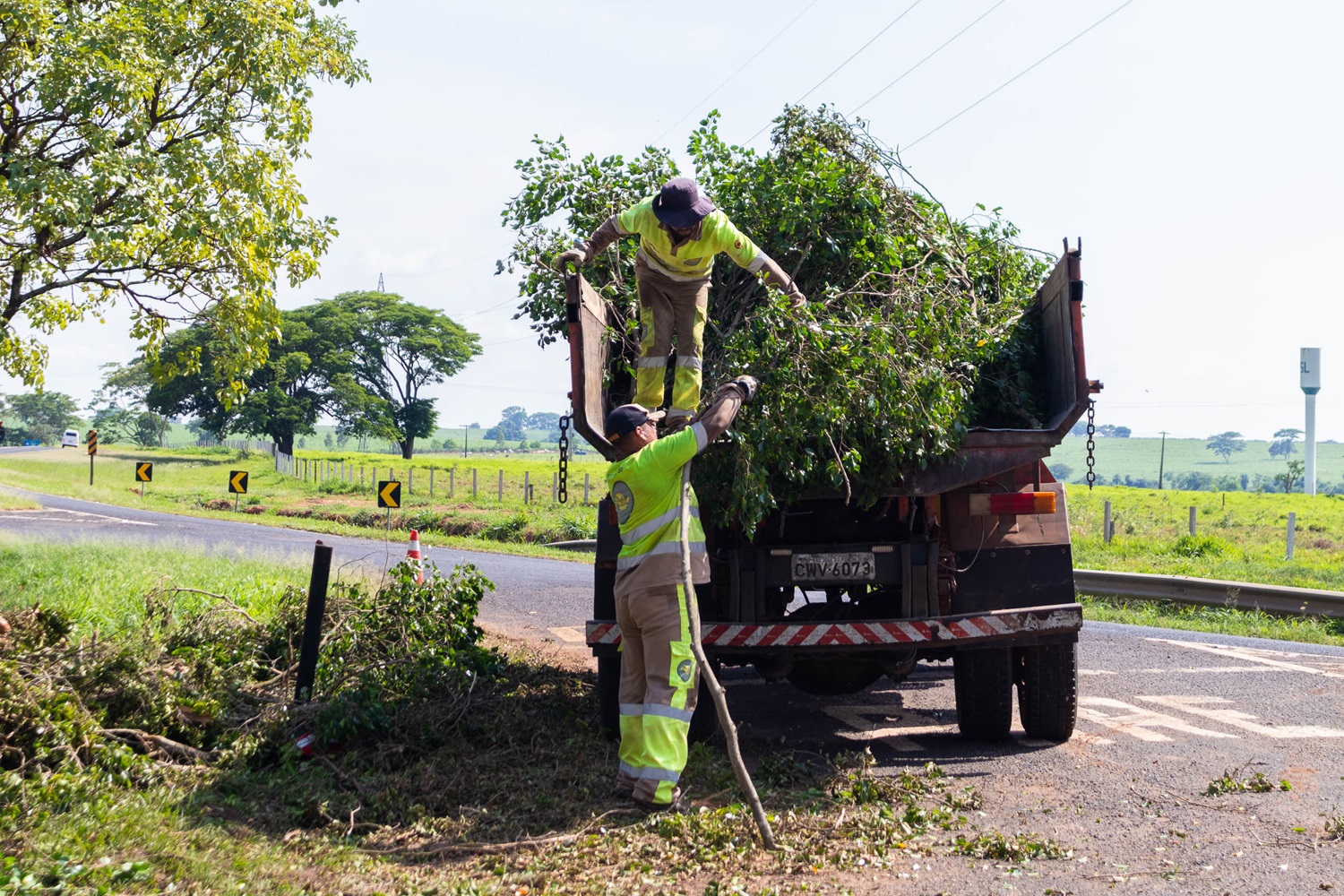 Equipes trabalham para remoção de árvores e galhos caídos. Fotos: Thomas Volpato Moutropoulos / Prefeitura de Urupês.