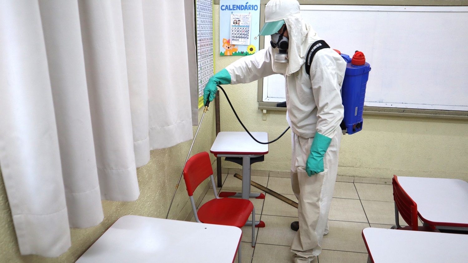 Profissional especializado realiza dedetização em sala de aula de escola municipal de Urupês, garantindo um ambiente mais seguro e saudável para os estudantes.Foto: Henrique Alonso Camilo / Prefeitura Municipal de Urupês.