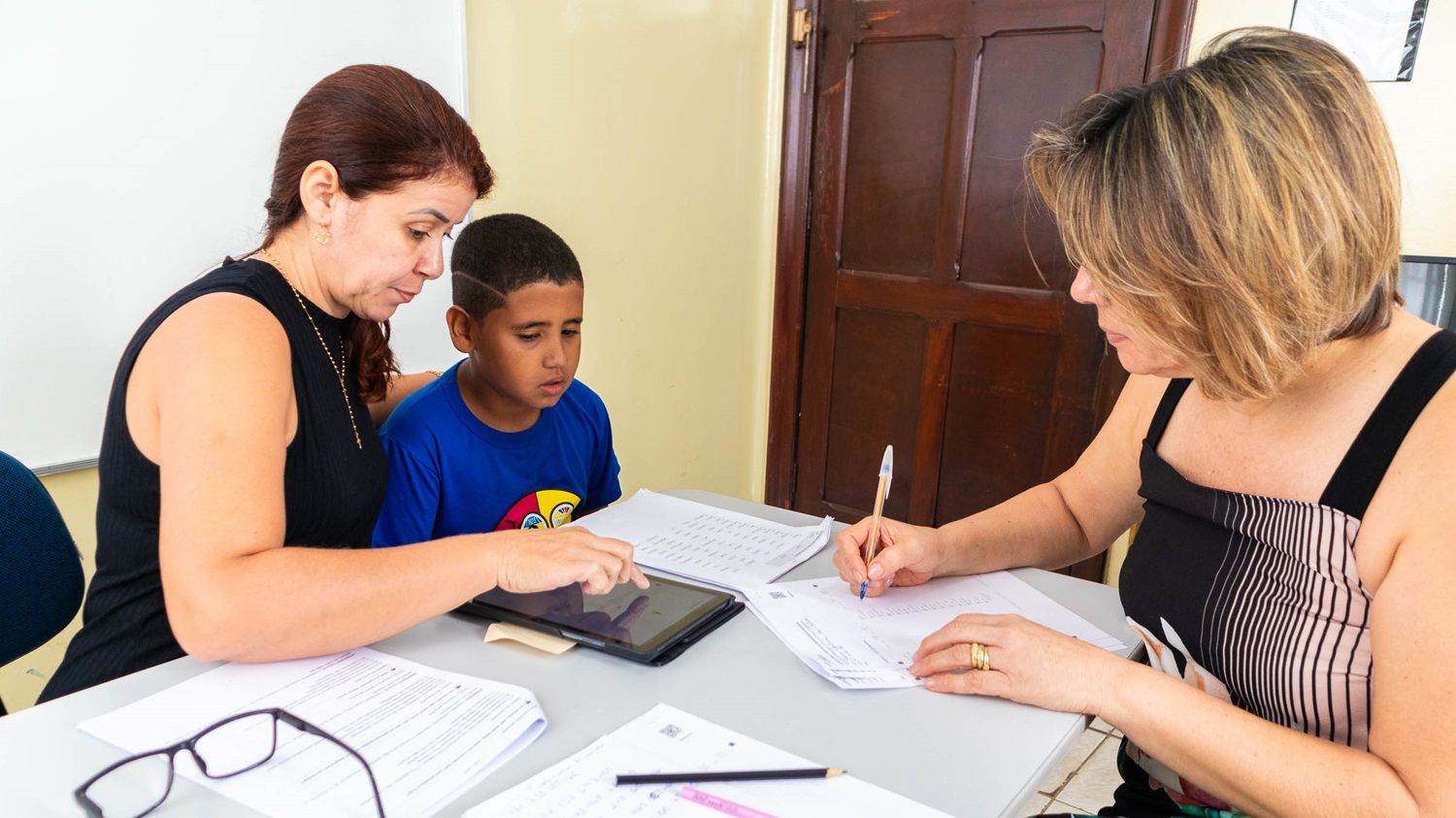 Aluno tem leitura avaliada com foco no avanço educacional. Foto: Thomas Volpato Moutropoulos / Prefeitura Municipal de Urupês.