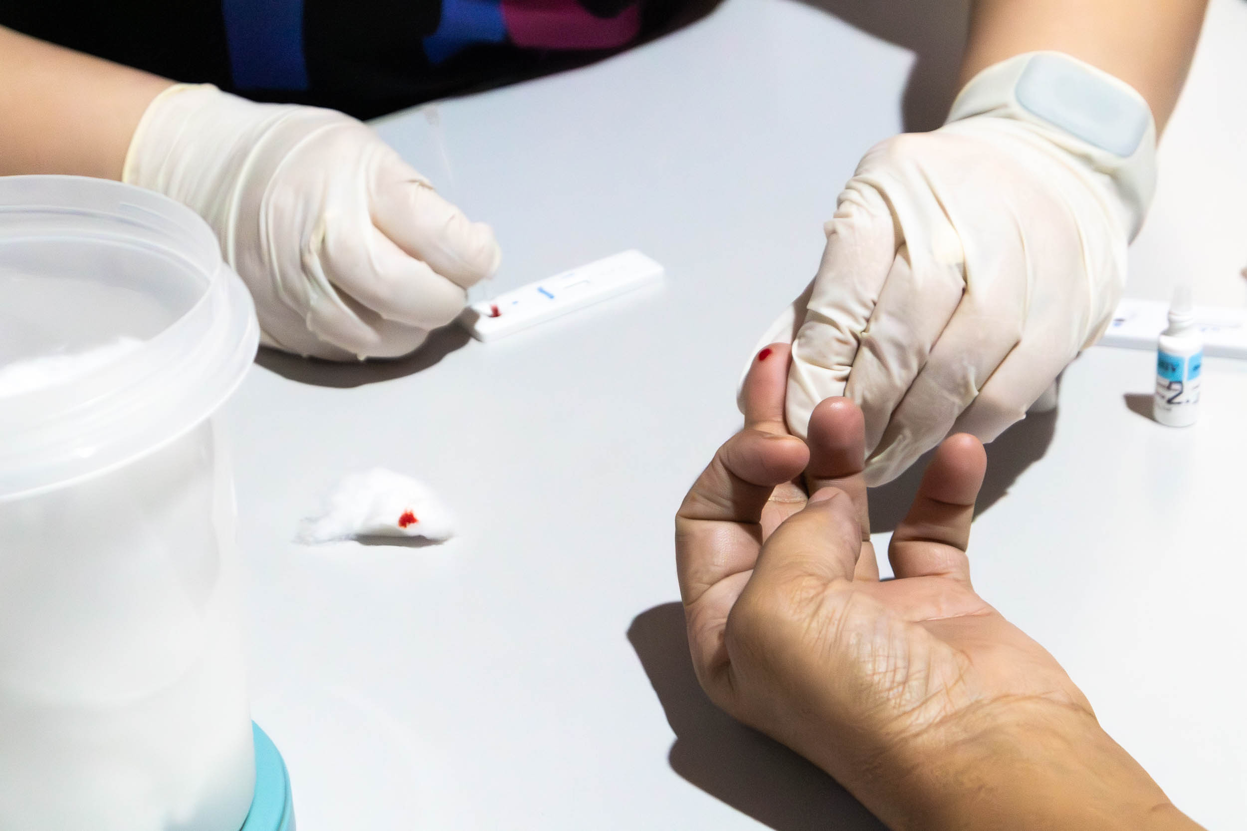 Imagem de uma pessoa fazendo o exame de Sífilis - Foto: Thomas Moutropoulos 