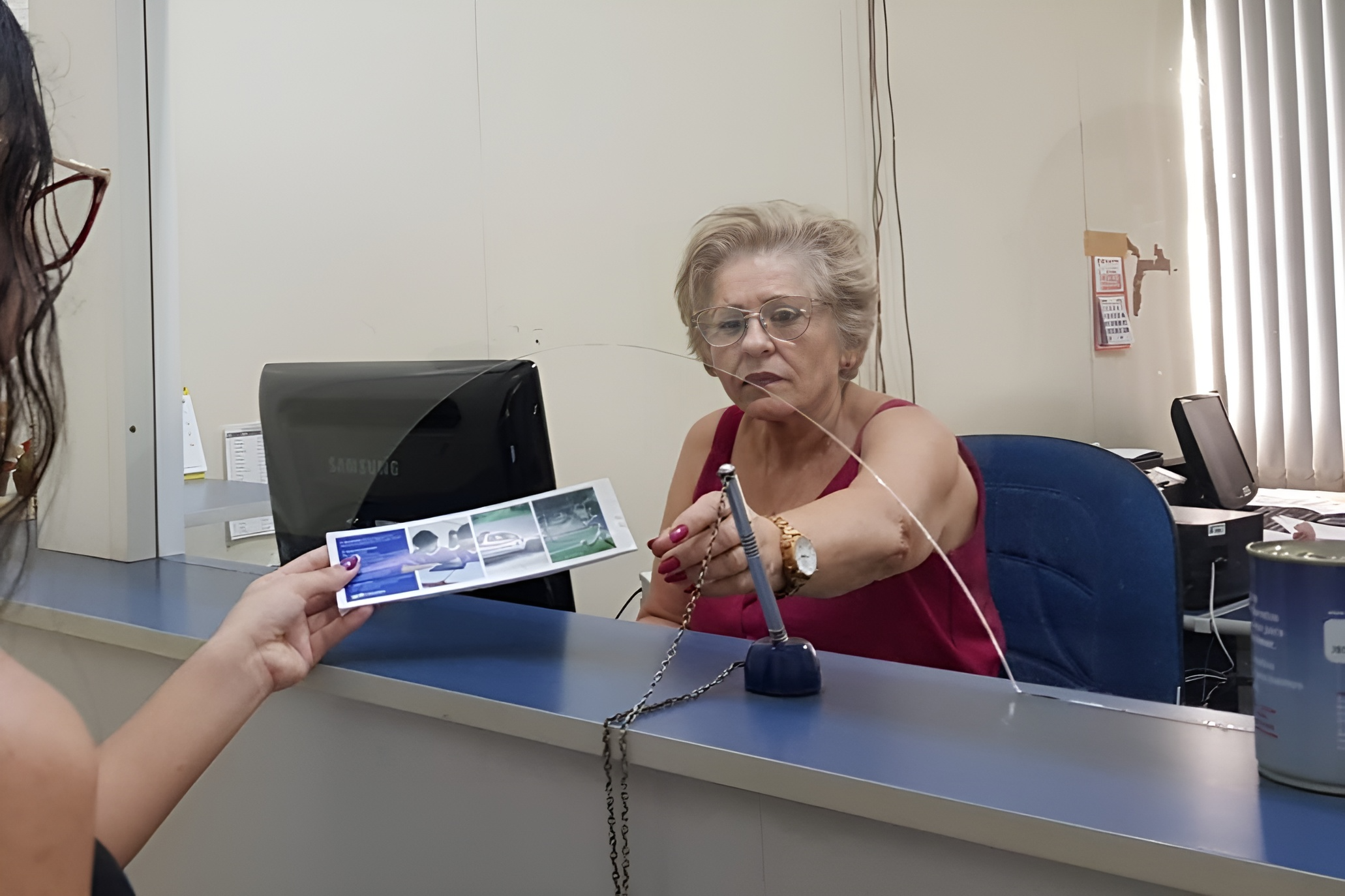 Moradora paga conta na Tesouraria da Prefeitura. Foto: Carina Costa / Prefeitura Municipal de Urupês.
