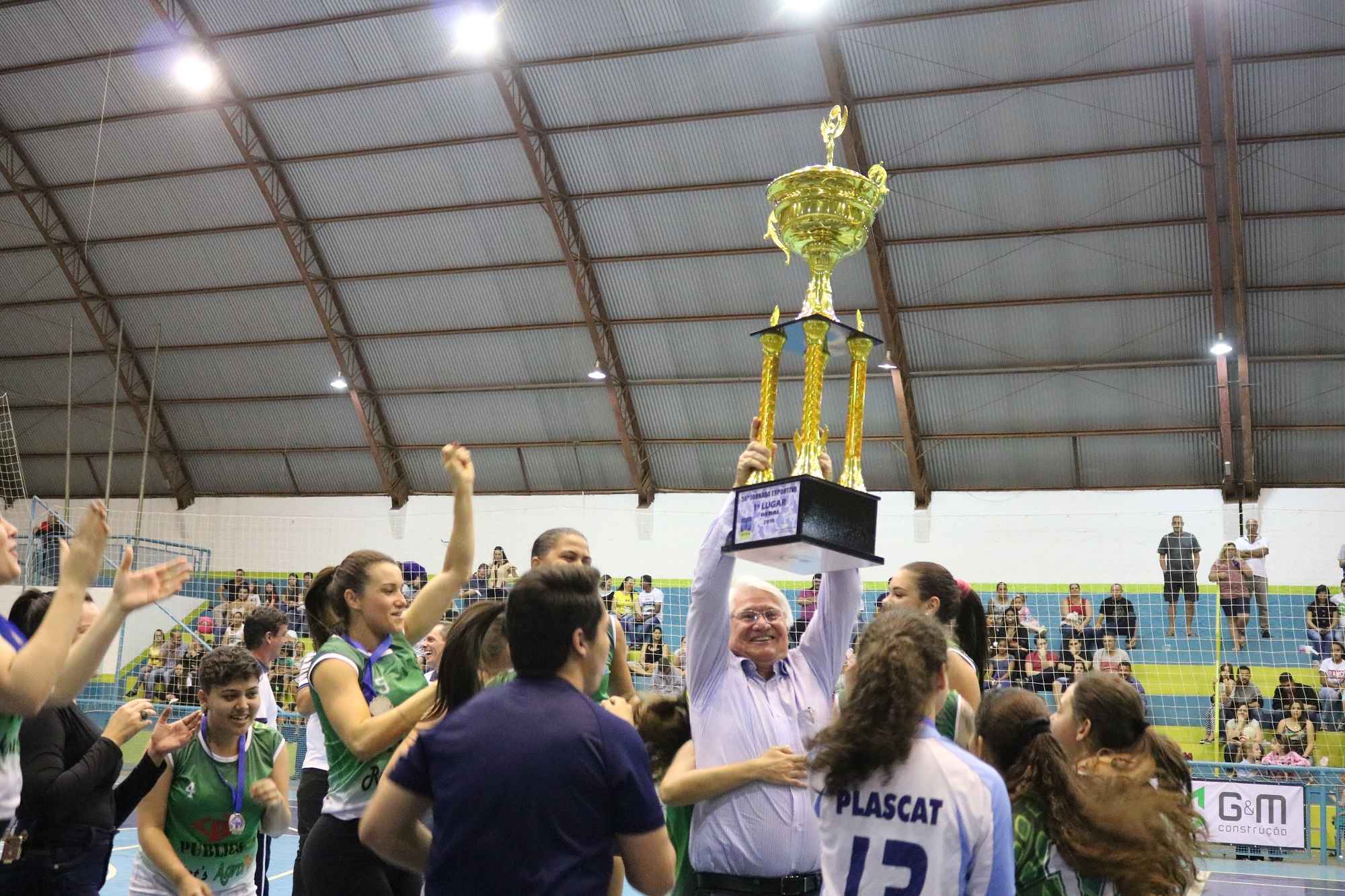 Prefeito Bica levanta a taça de campeão geral da Jornada Esportiva. Foto: Prefeitura Municipal de Ibirá.