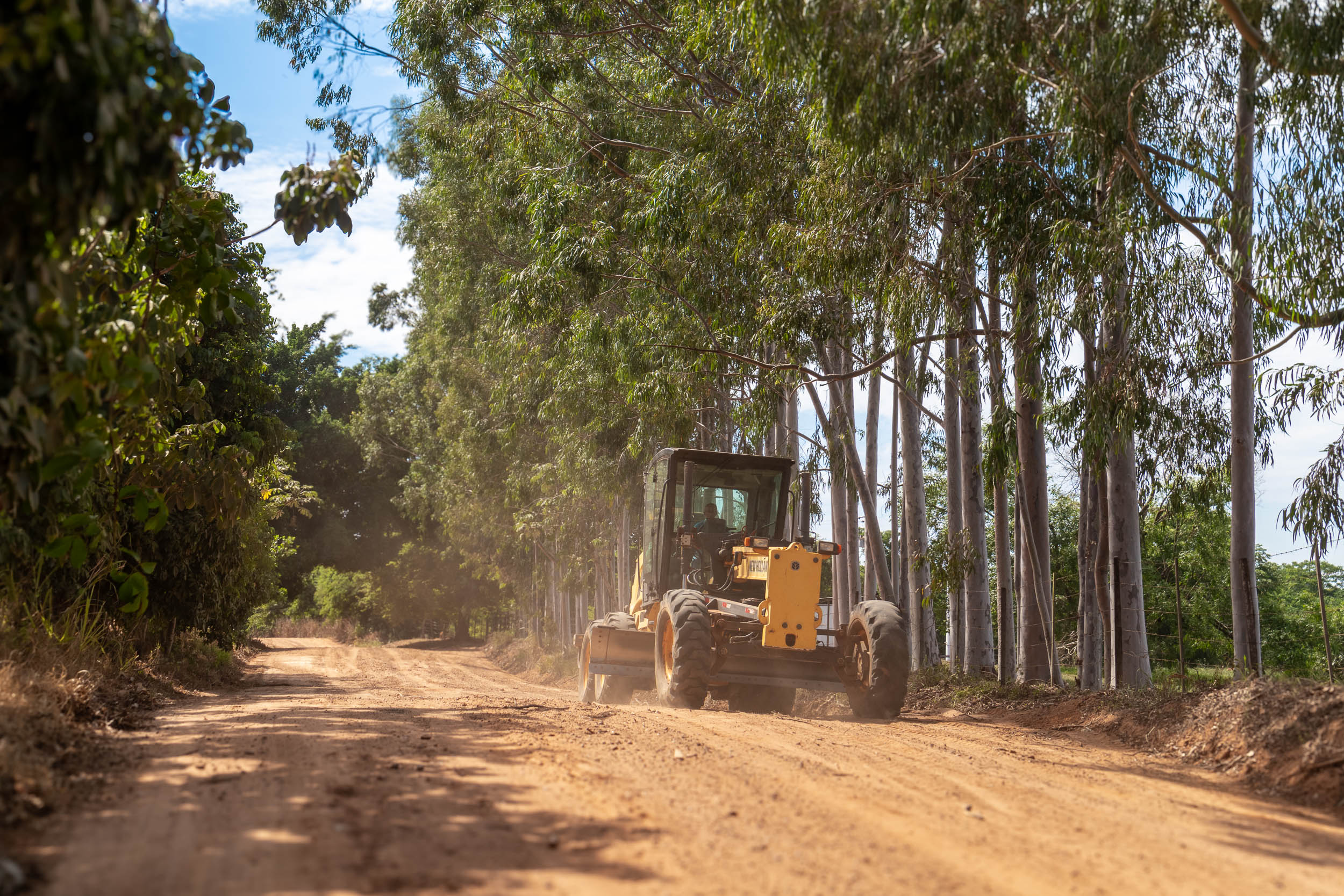 Máquina Patrol realizando melhorias na Estrada Bacurizinho - Euclides Rossi - Foto: Carina Costa