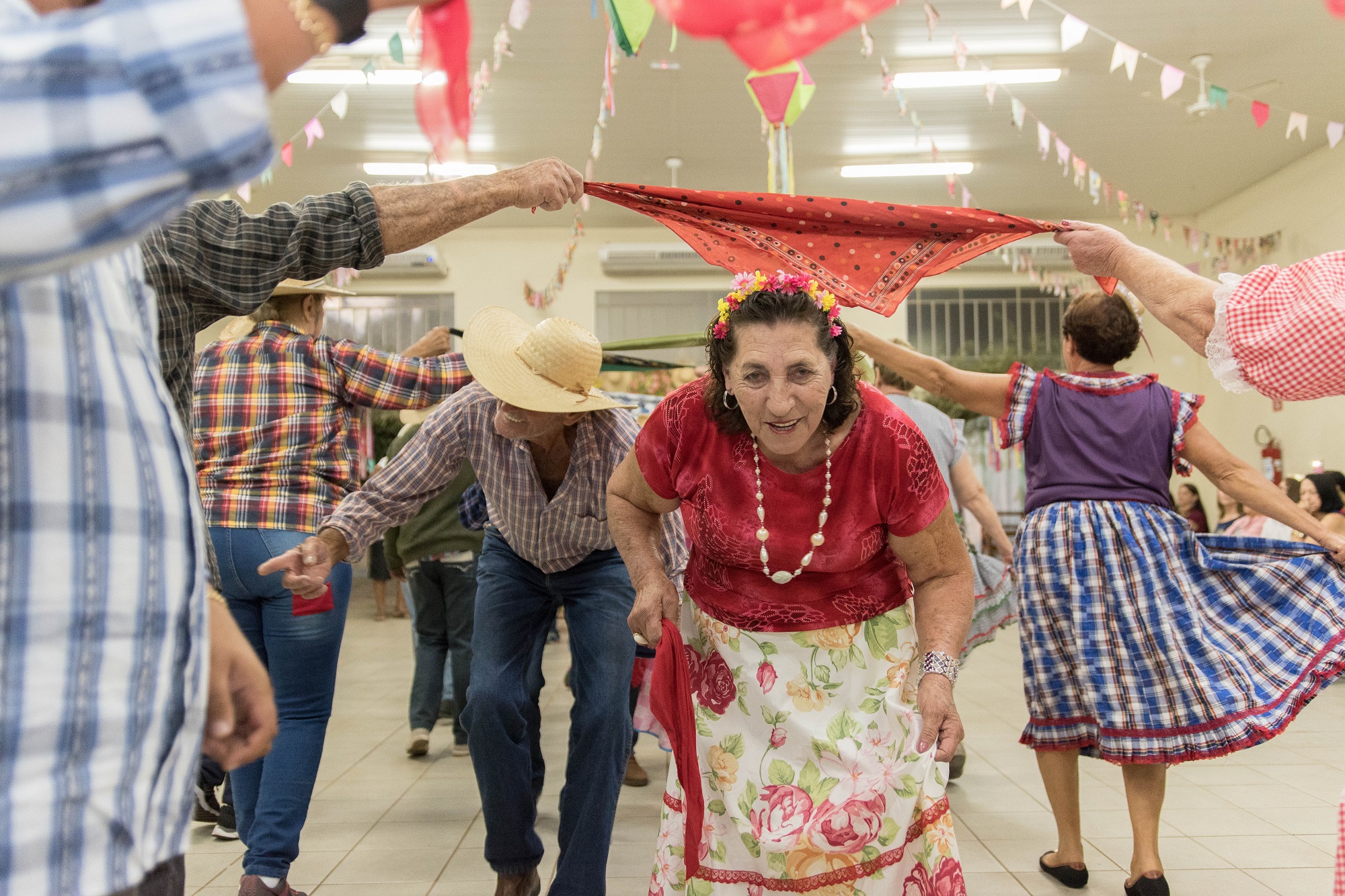 Melhor Idade se divertiu no evento cultural, que contou com música ao vivo, dança e comidas típicas.  Foto: Luís Fernando da Silva / Prefeitura Municipal de Urupês