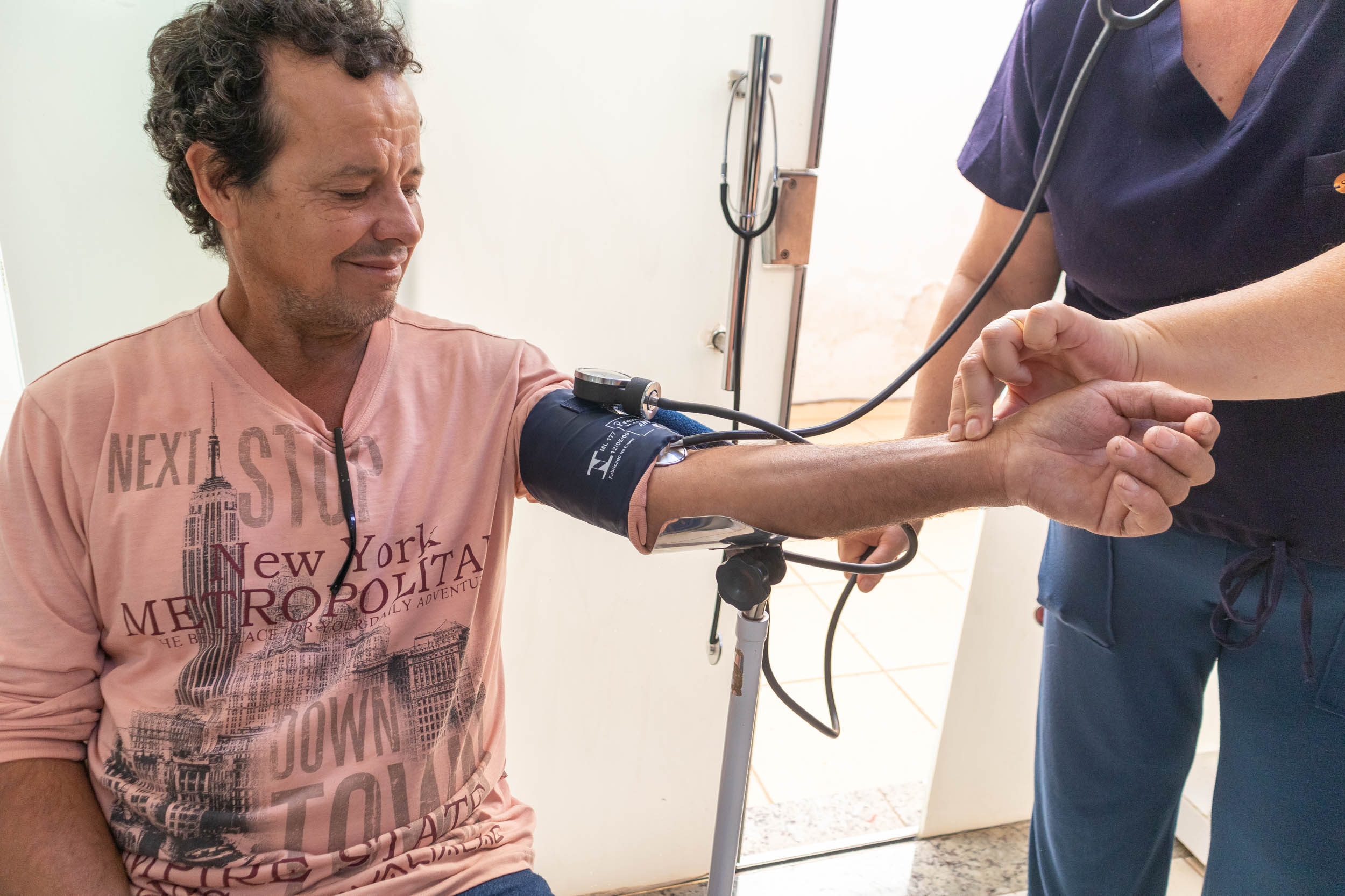 Enfermeira de Urupês realiza aferição de pressão em mutirão de Saúde. Foto: Henrique Alonso Camilo / Prefeitura de Urupês.