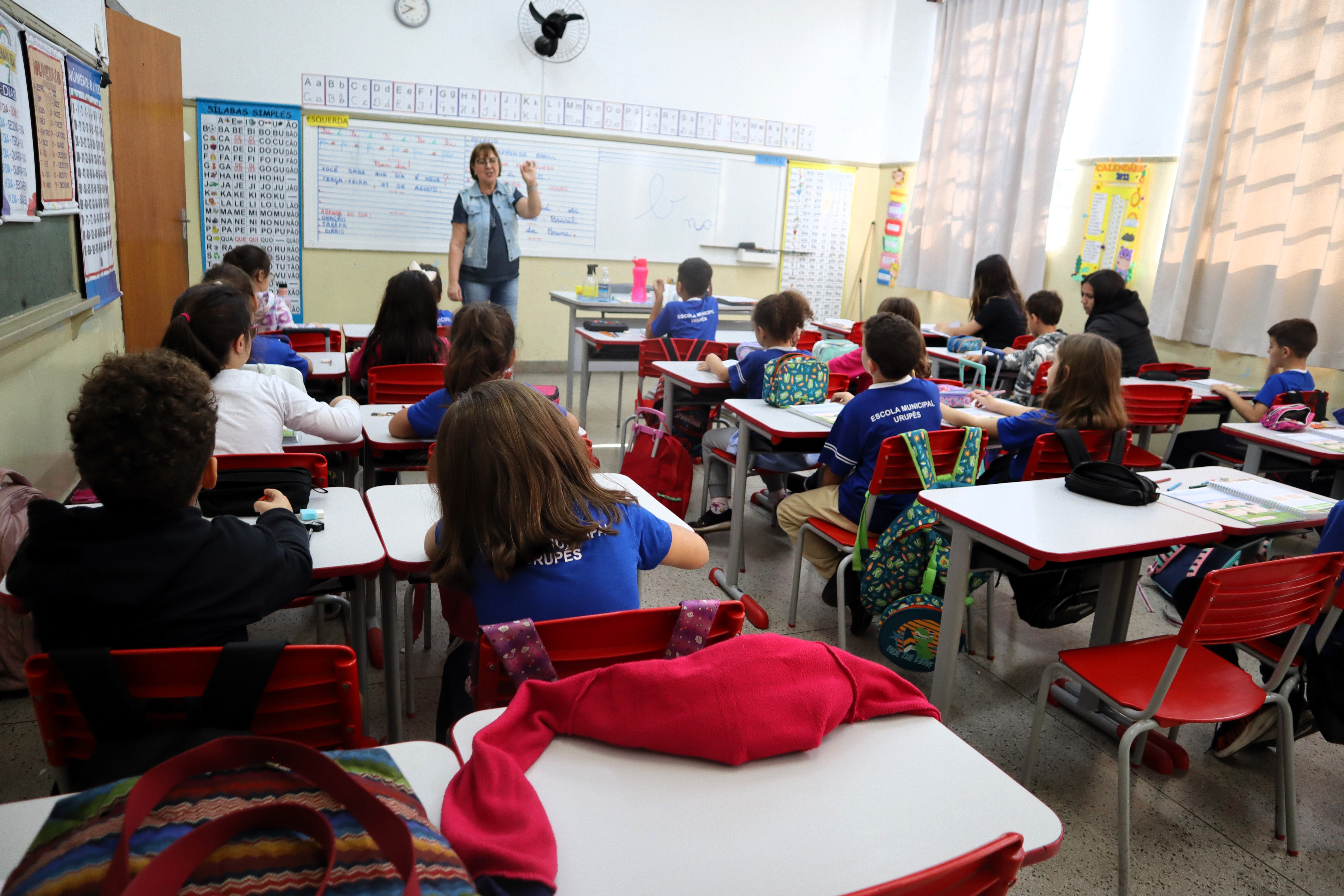 Professora da EMEF Maria da Glória dando aula para os alunos em 2023 - Foto: Carina Costa