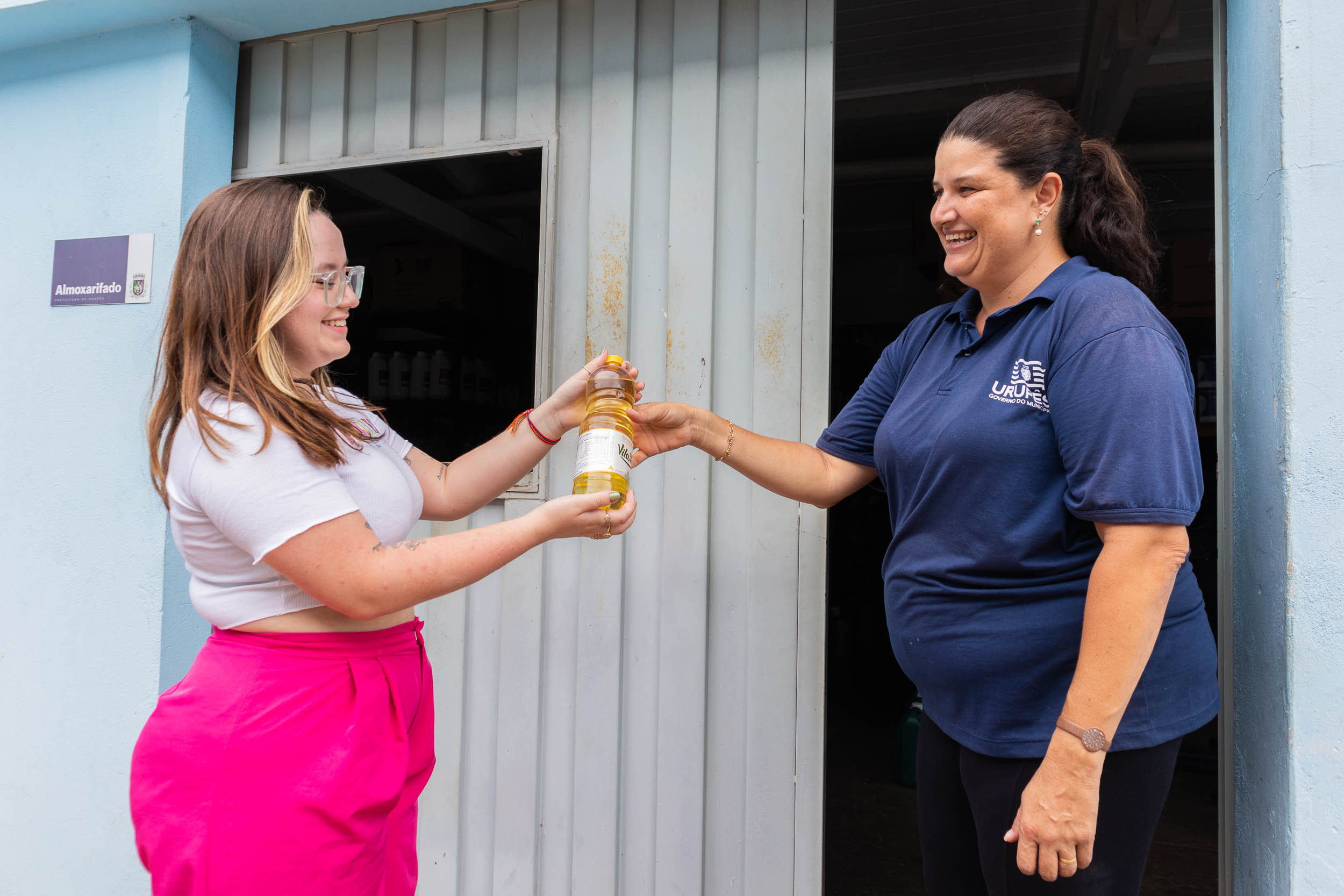 Funcionária Alana entregando um óleo novo pela troca de 4 Litros de óleo usado - Foto: Carina Costa