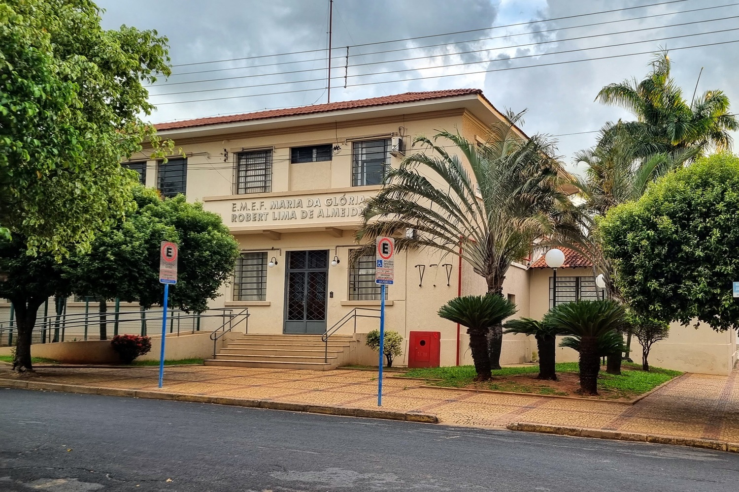 A EMEF Maria da Glória Roberto Lima de Almeida receberá os alunos para o período integral a partir do dia 5 de fevereiro. Foto: Luís Fernando da Silva / Prefeitura Municipal de Urupês.