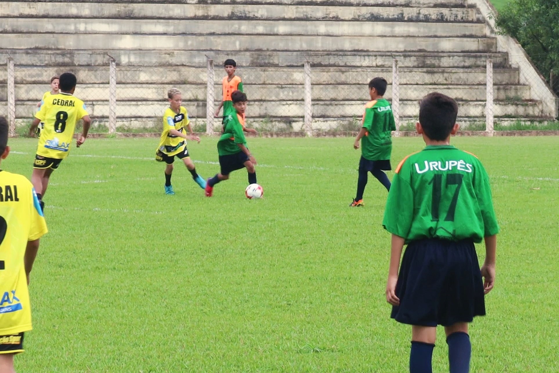 Partida de futebol disputada por alunos da Escolinha de Esportes. Foto: Luís Fernando da Silva / Prefeitura de Urupês