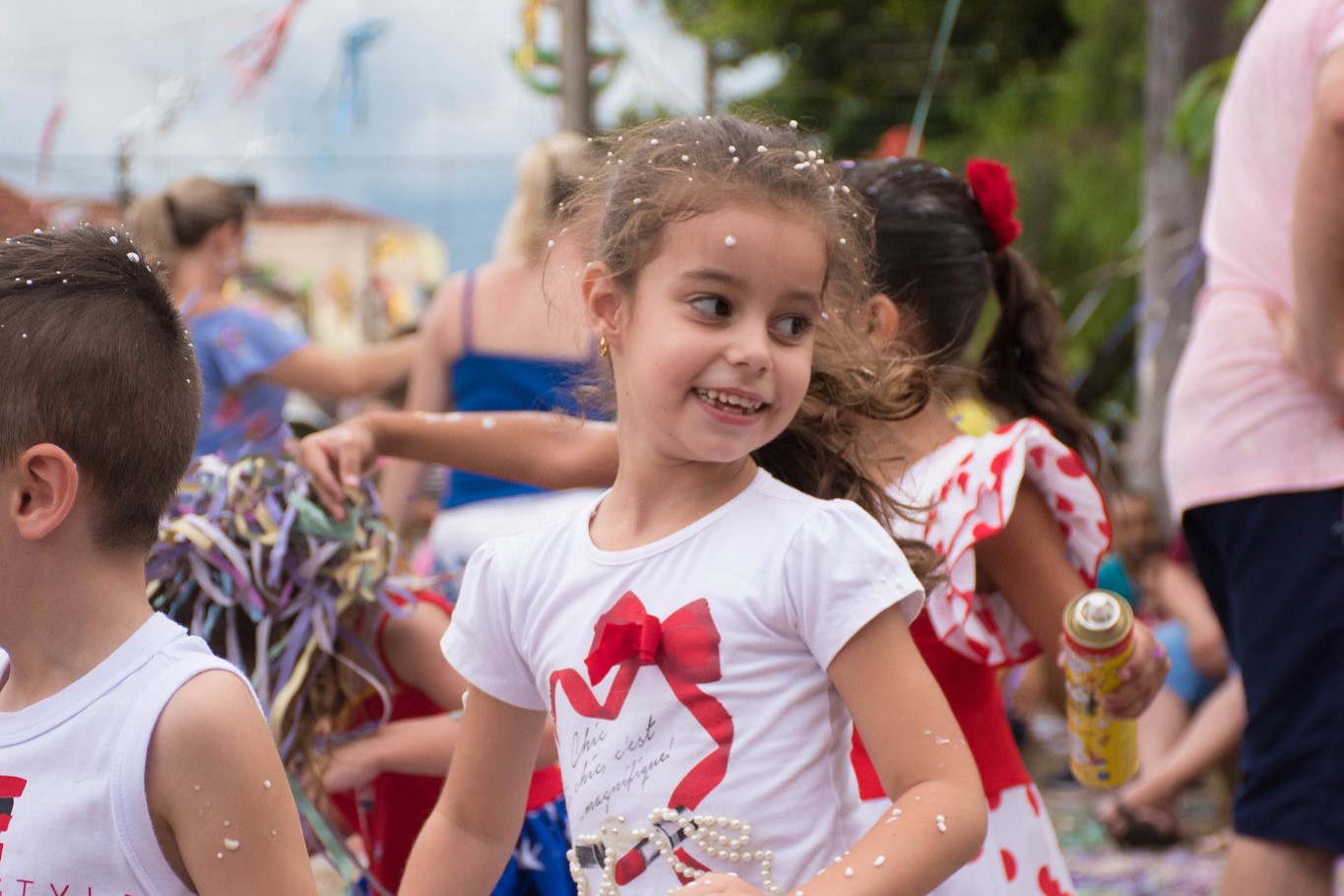 Criança se diverte no Carnaval de Urupês. Foto: Luís Fernando da Silva / Prefeitura Municipal de Urupês.
