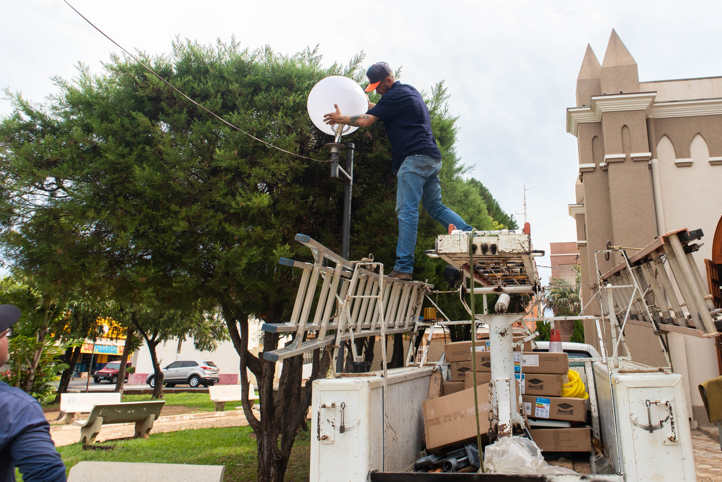 Colocação de globo na Praça Padre Peretti de Urupês - Funcionários Trabalhando - Foto: Carina Costa