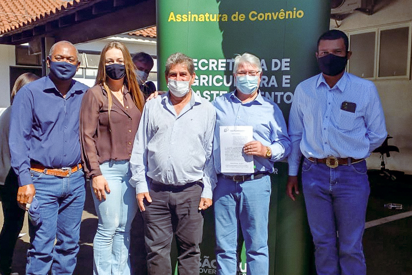 Prefeito Bica junto a membros da gestão pública urupeense no evento de assinatura do Programa Rotas Rurais. Foto: Divulgação