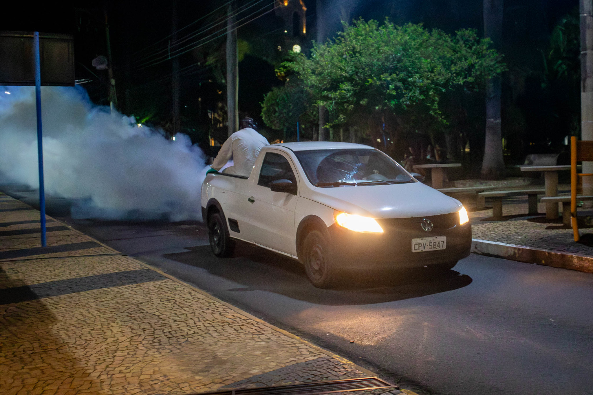 Carro do fumacê passa pela praça central da cidade na noite desta segunda-feira (27). Foto: Luís Fernando da Silva / Prefeitura Municipal de Urupês.