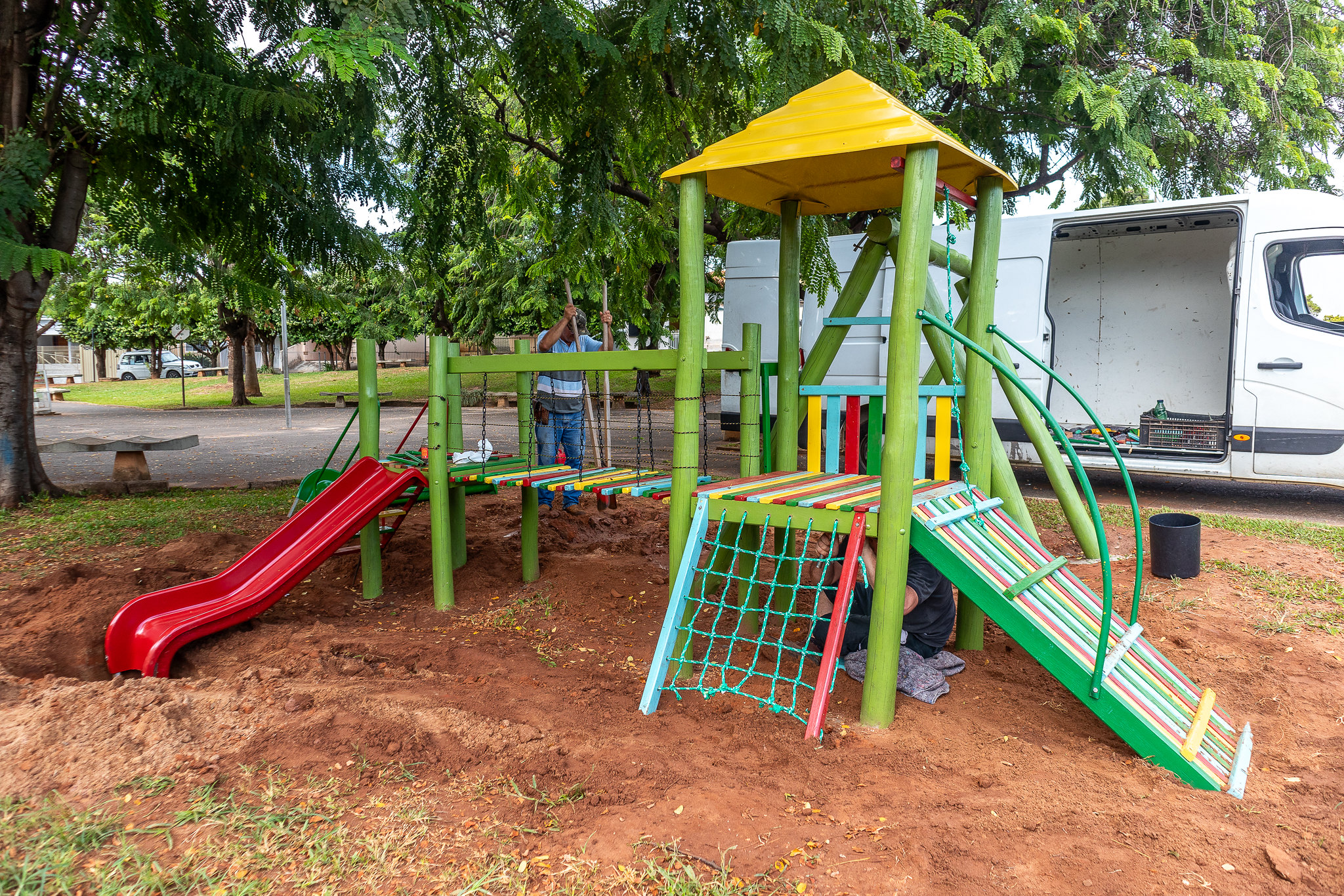 Brinquedo restaurado está sendo instalado no local. Foto: Carina Costa / Prefeitura de Urupês.