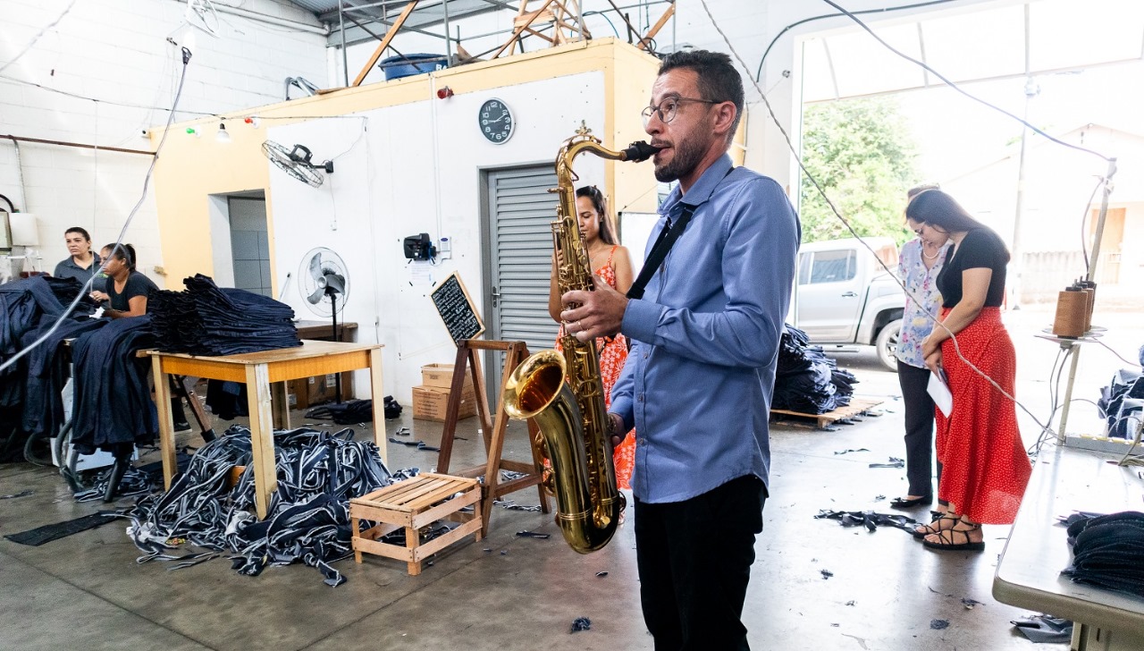 Saxofonista Dimas se apresentando em fábrica na homenagem às mulheres. Foto: Carina Costa / Prefeitura de Urupês